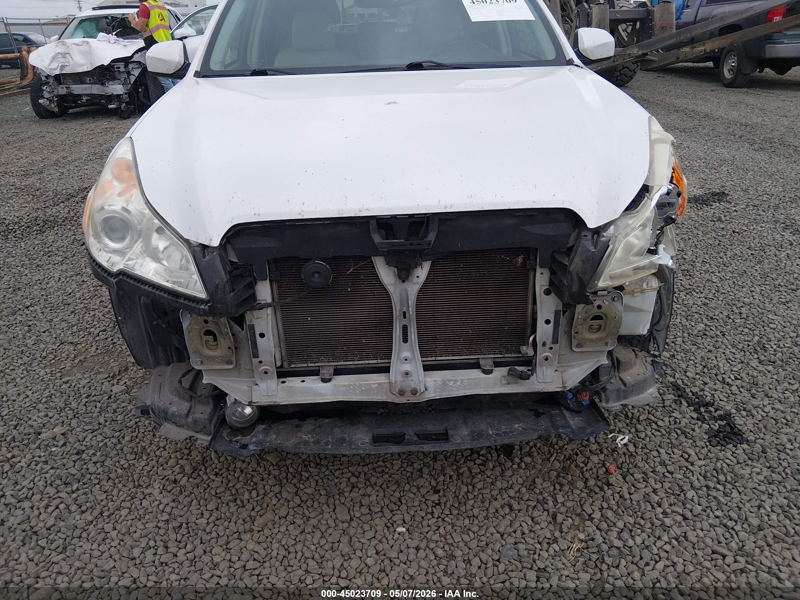 2011 Subaru Outback 2.5i Premium Белый vin: 4S4BRBCC6B3316385