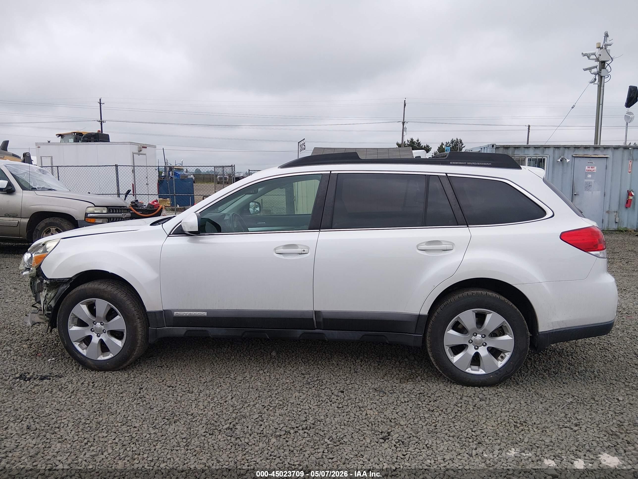 2011 Subaru Outback 2.5i Premium Белый vin: 4S4BRBCC6B3316385