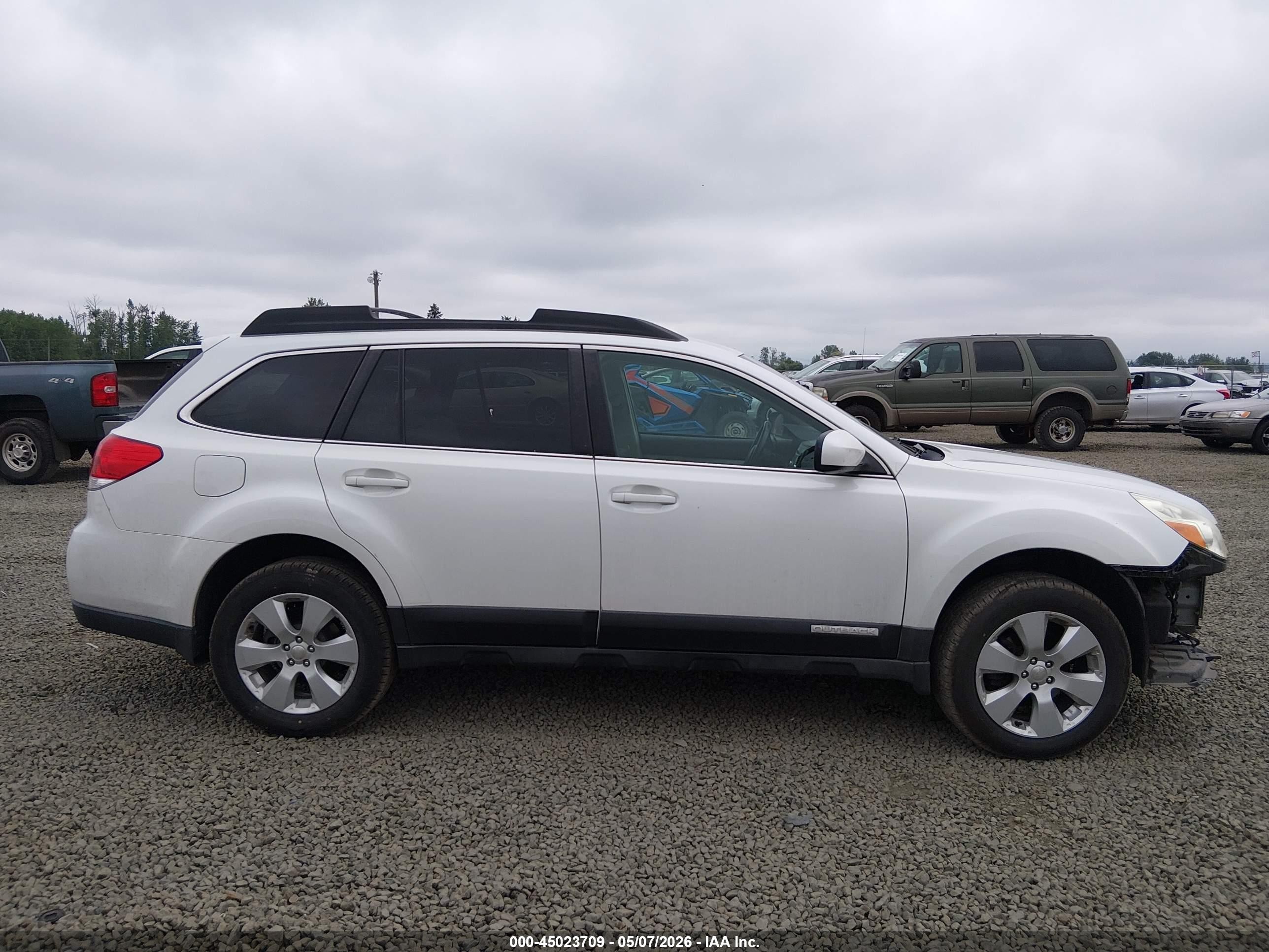 2011 Subaru Outback 2.5i Premium Белый vin: 4S4BRBCC6B3316385