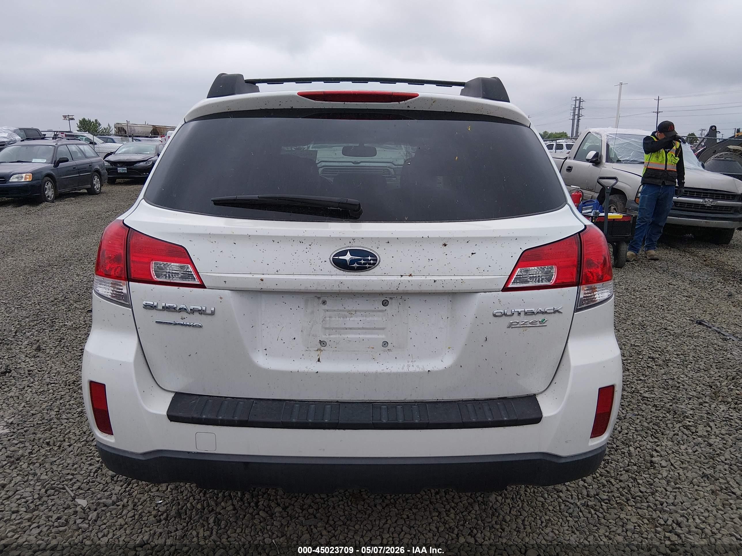 2011 Subaru Outback 2.5i Premium Белый vin: 4S4BRBCC6B3316385