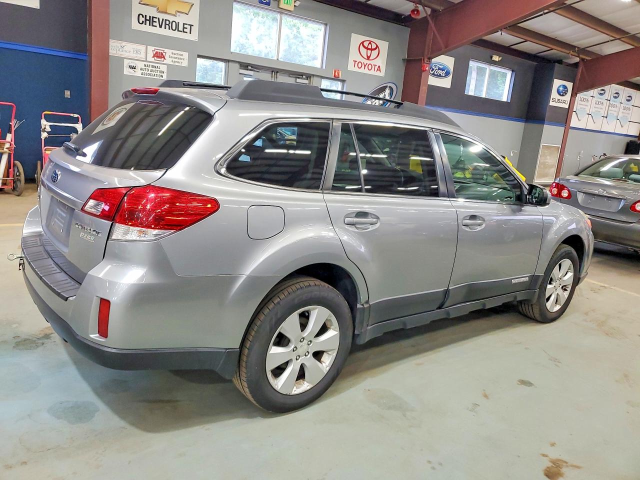 2011 Subaru Outback 2.5i Premium Silver vin: 4S4BRBCC6B3325555