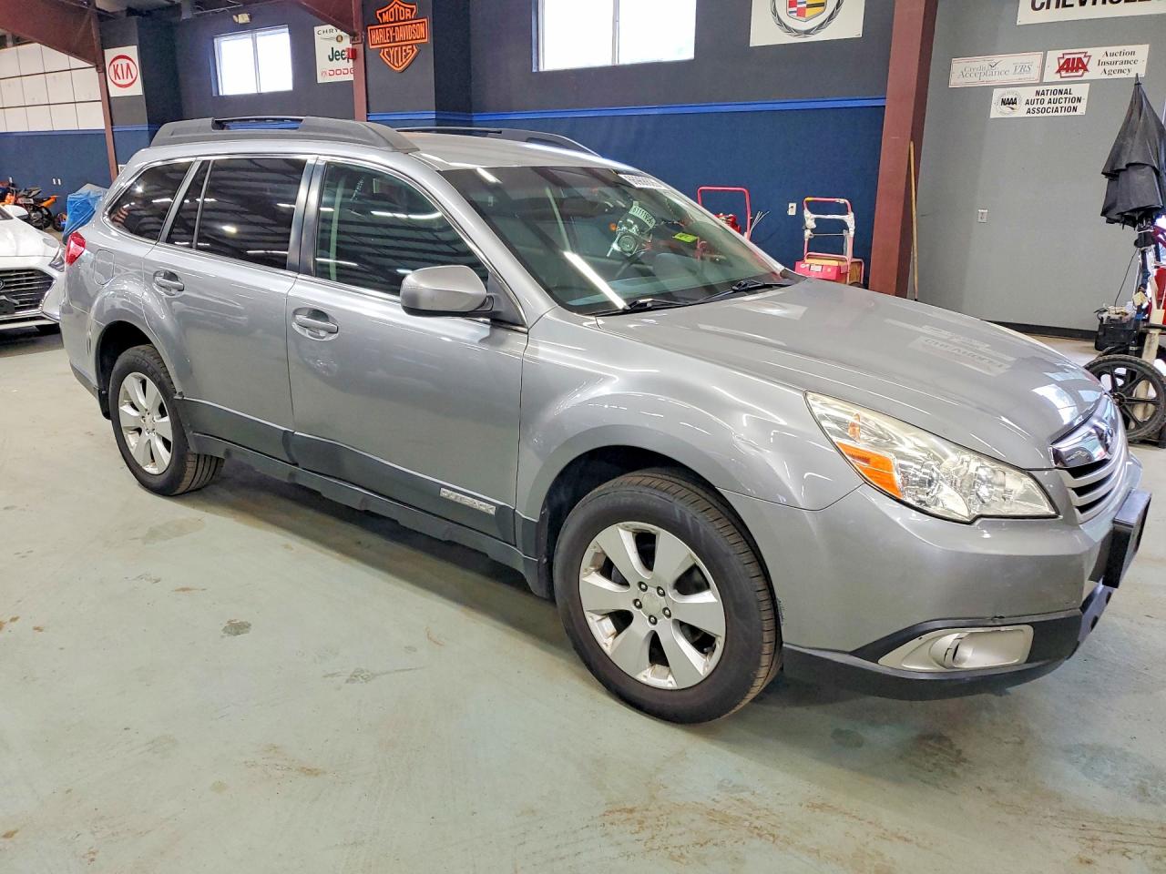 2011 Subaru Outback 2.5i Premium Silver vin: 4S4BRBCC6B3325555