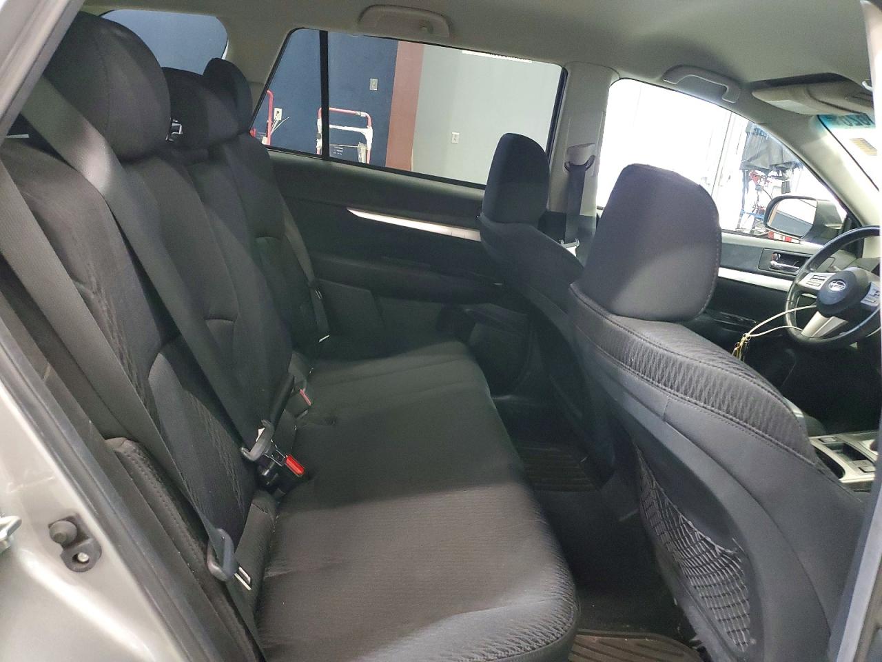 2011 Subaru Outback 2.5i Premium Silver vin: 4S4BRBCC6B3325555