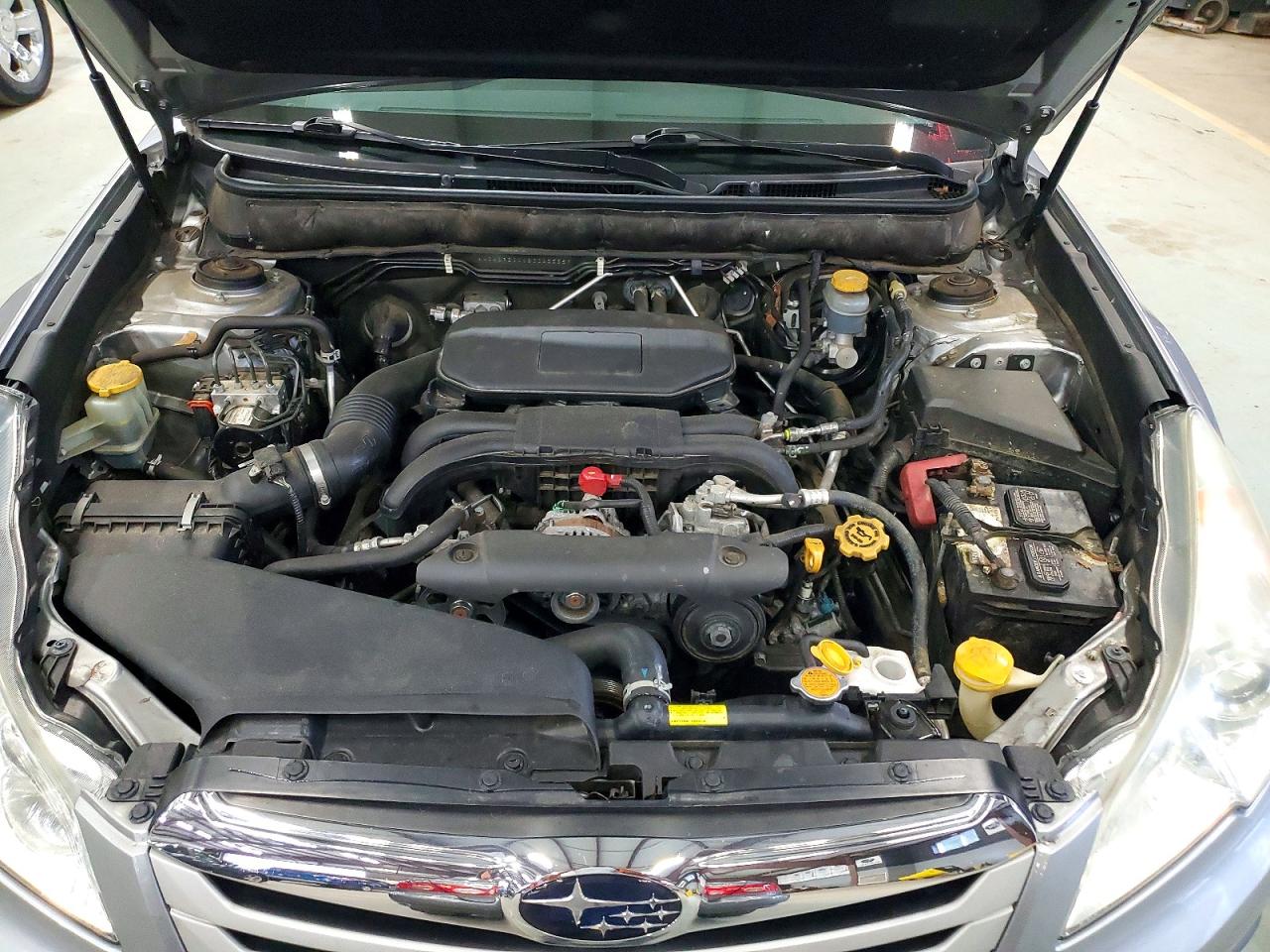2011 Subaru Outback 2.5i Premium Silver vin: 4S4BRBCC6B3325555