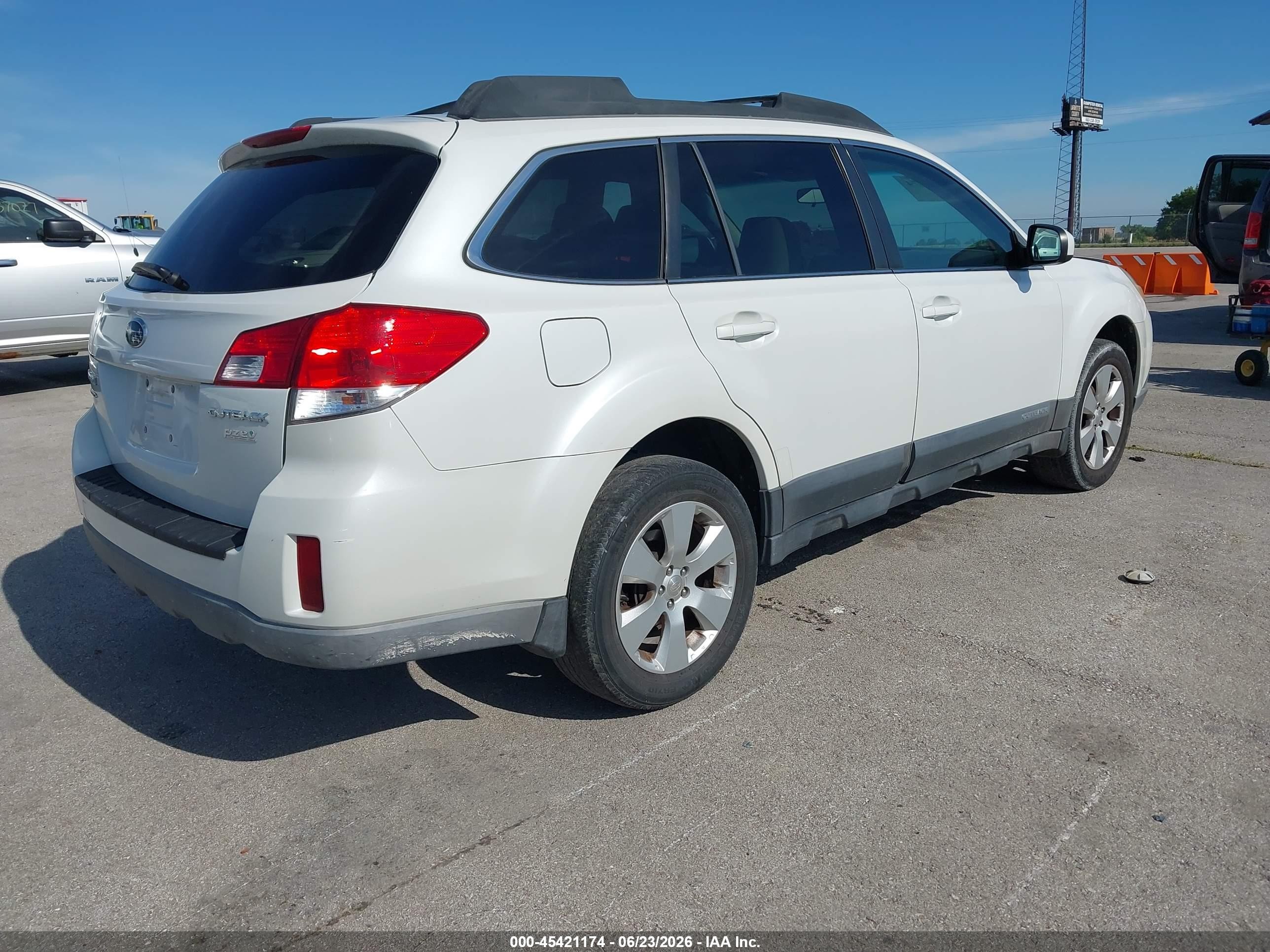 2012 Subaru Outback 2.5i Premium Белый vin: 4S4BRBCC6C3205529