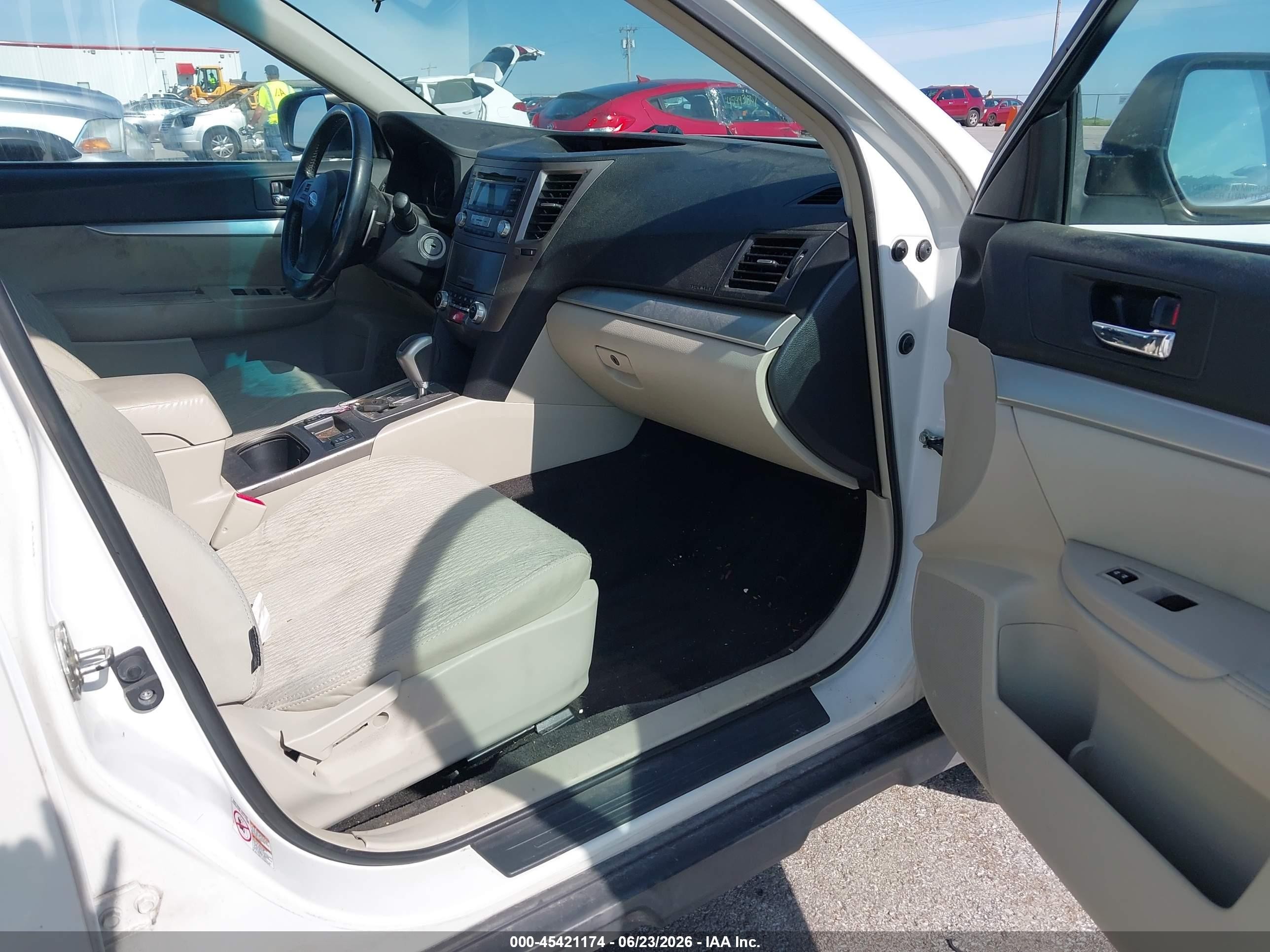 2012 Subaru Outback 2.5i Premium Белый vin: 4S4BRBCC6C3205529