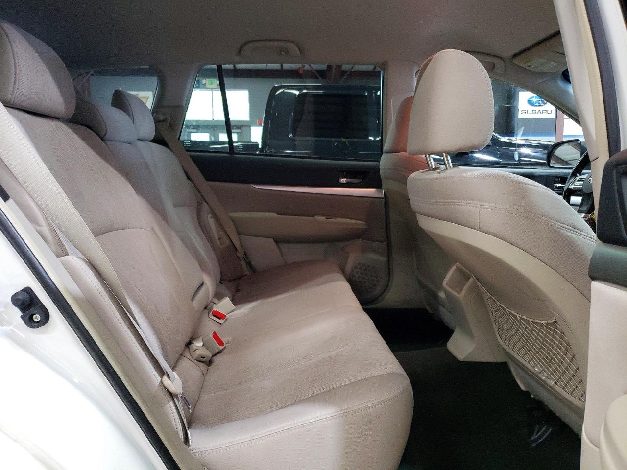 2013 Subaru Outback 2.5i Premium White vin: 4S4BRBCC6D3265568