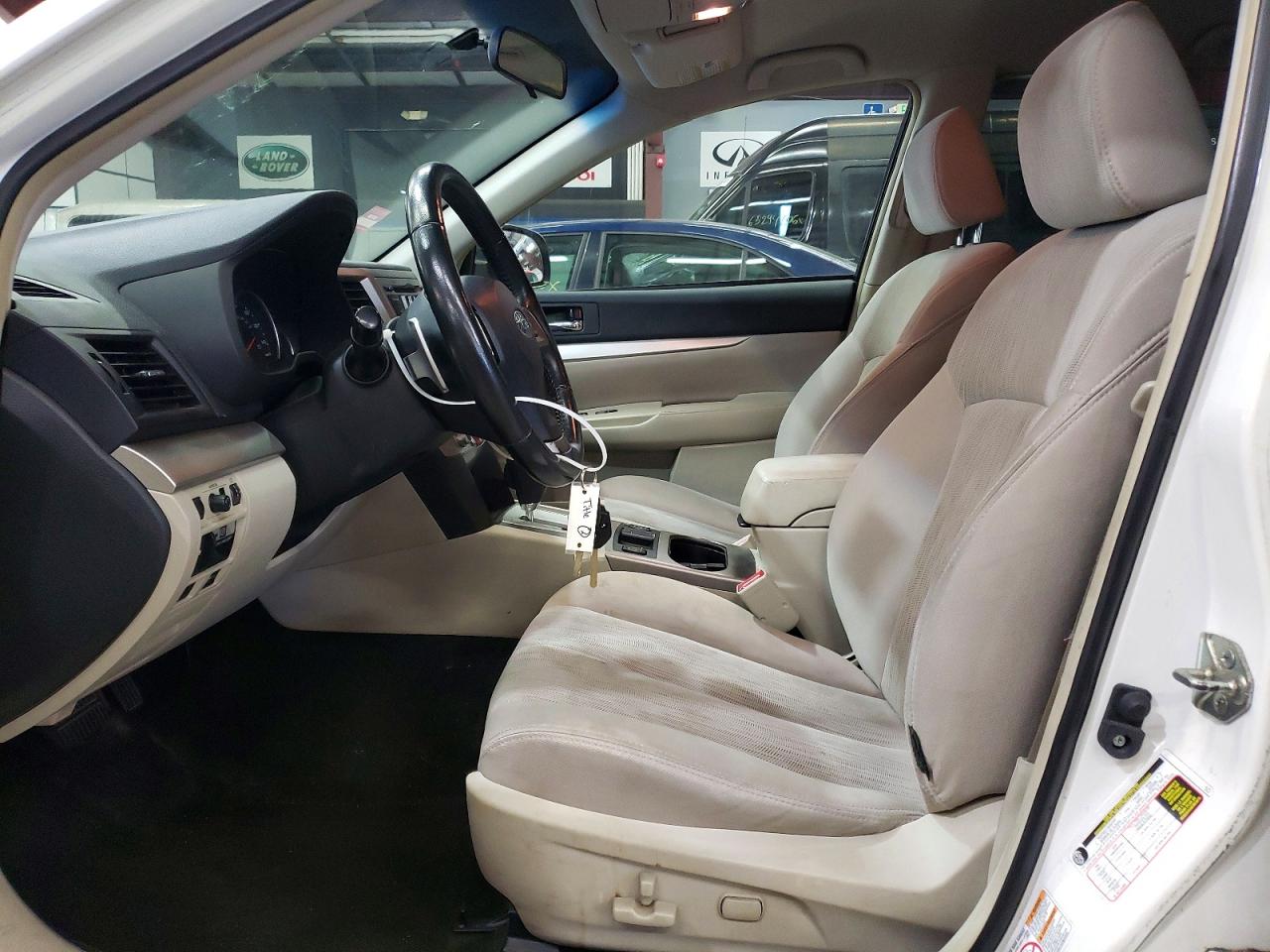 2013 Subaru Outback 2.5i Premium White vin: 4S4BRBCC6D3265568
