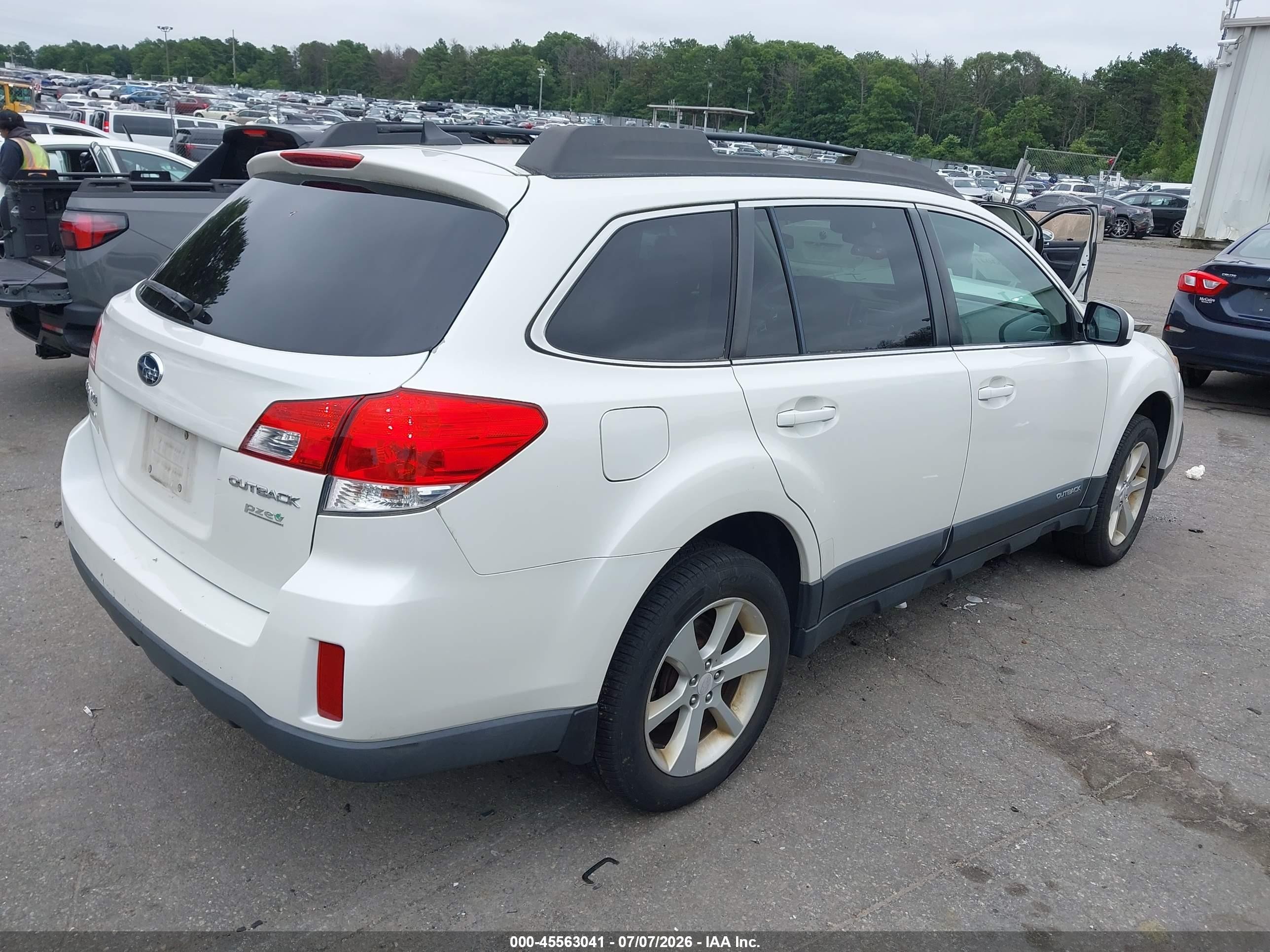 2014 Subaru Outback 2.5i Premium White vin: 4S4BRBCC6E3246567