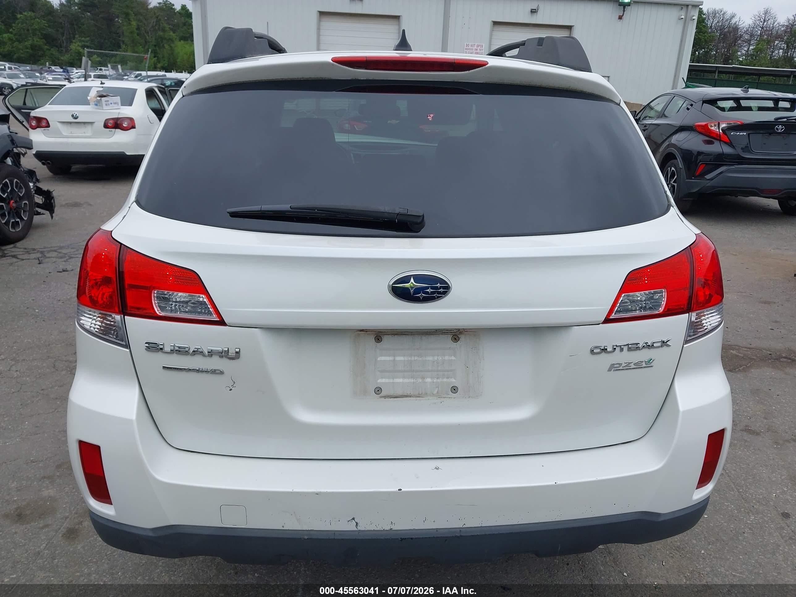 2014 Subaru Outback 2.5i Premium White vin: 4S4BRBCC6E3246567