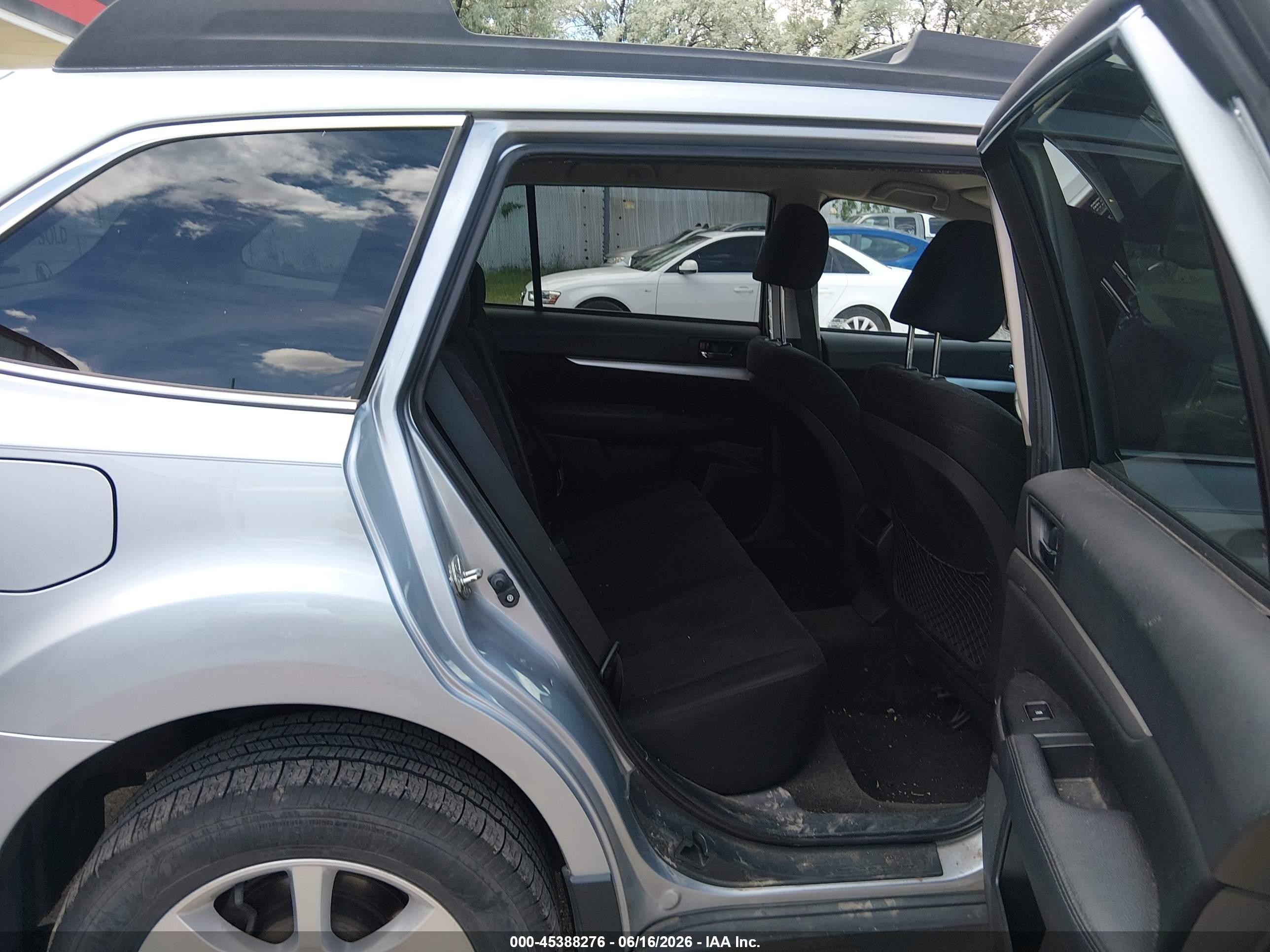 2014 Subaru Outback 2.5i Premium Silver vin: 4S4BRBCC6E3299558