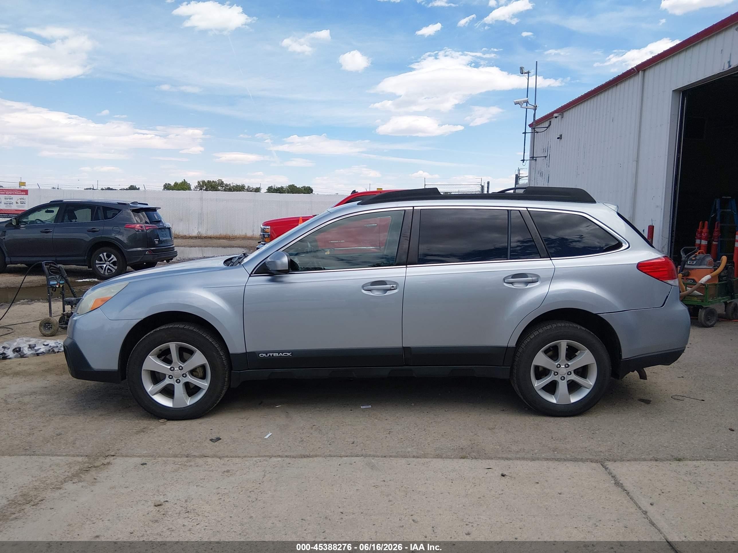 2014 Subaru Outback 2.5i Premium Silver vin: 4S4BRBCC6E3299558