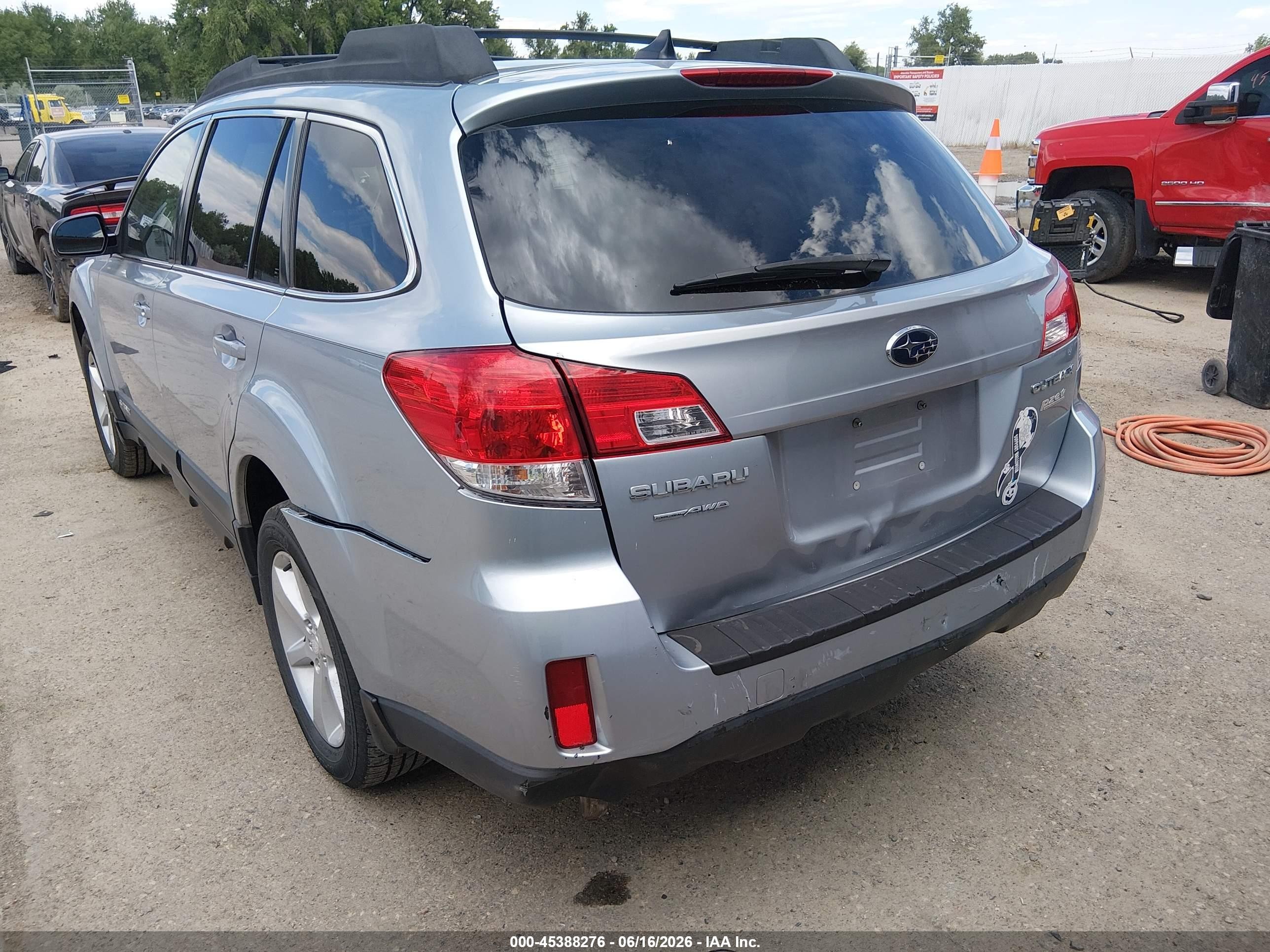 2014 Subaru Outback 2.5i Premium Silver vin: 4S4BRBCC6E3299558