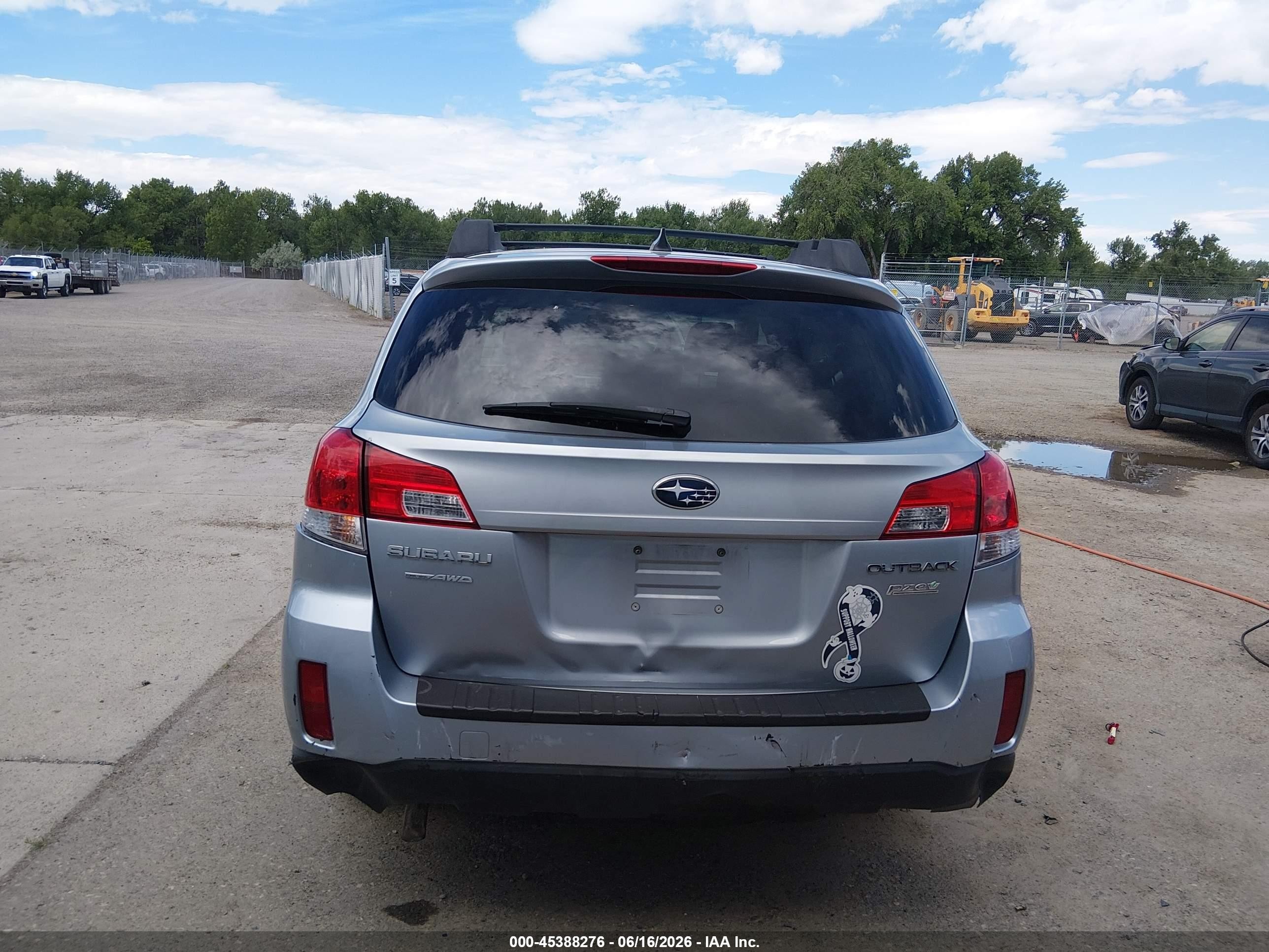 2014 Subaru Outback 2.5i Premium Silver vin: 4S4BRBCC6E3299558