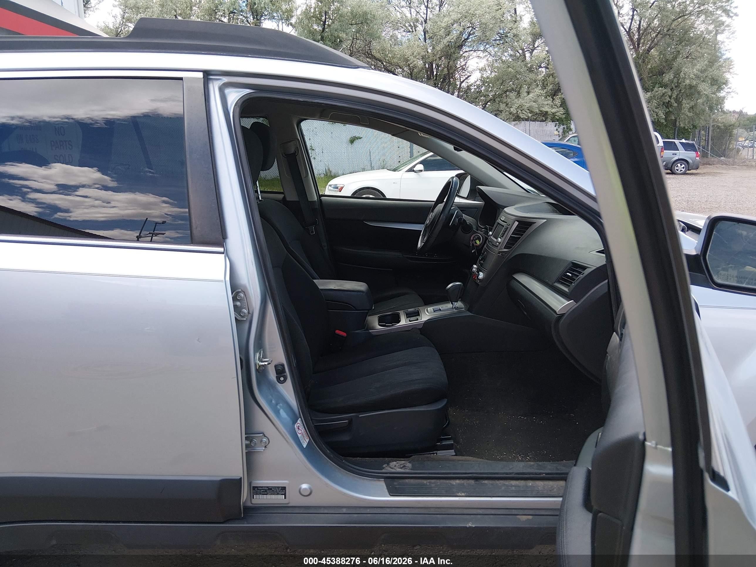 2014 Subaru Outback 2.5i Premium Silver vin: 4S4BRBCC6E3299558