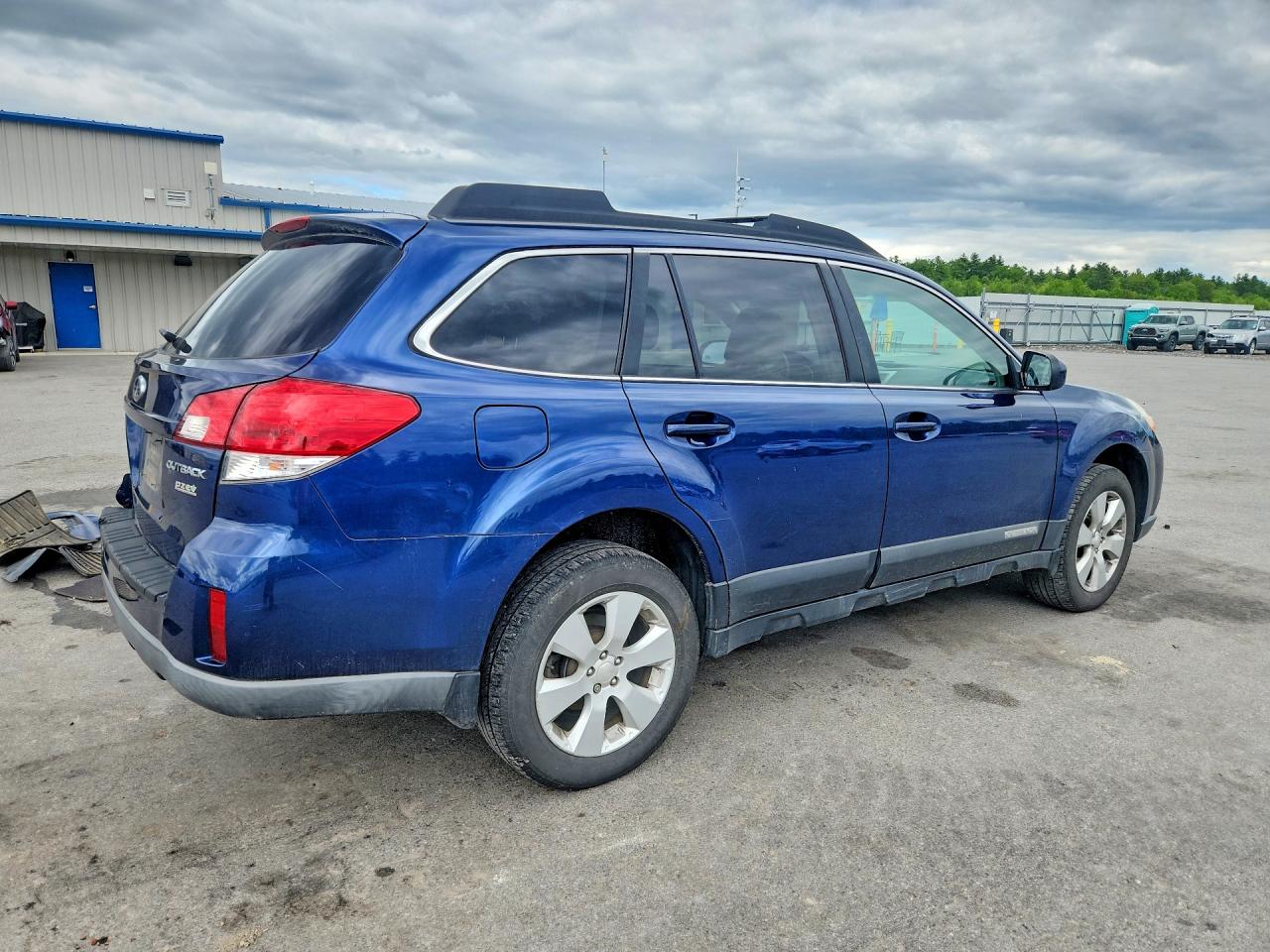 2011 Subaru Outback 2.5i Premium Blue vin: 4S4BRBCC7B3343627