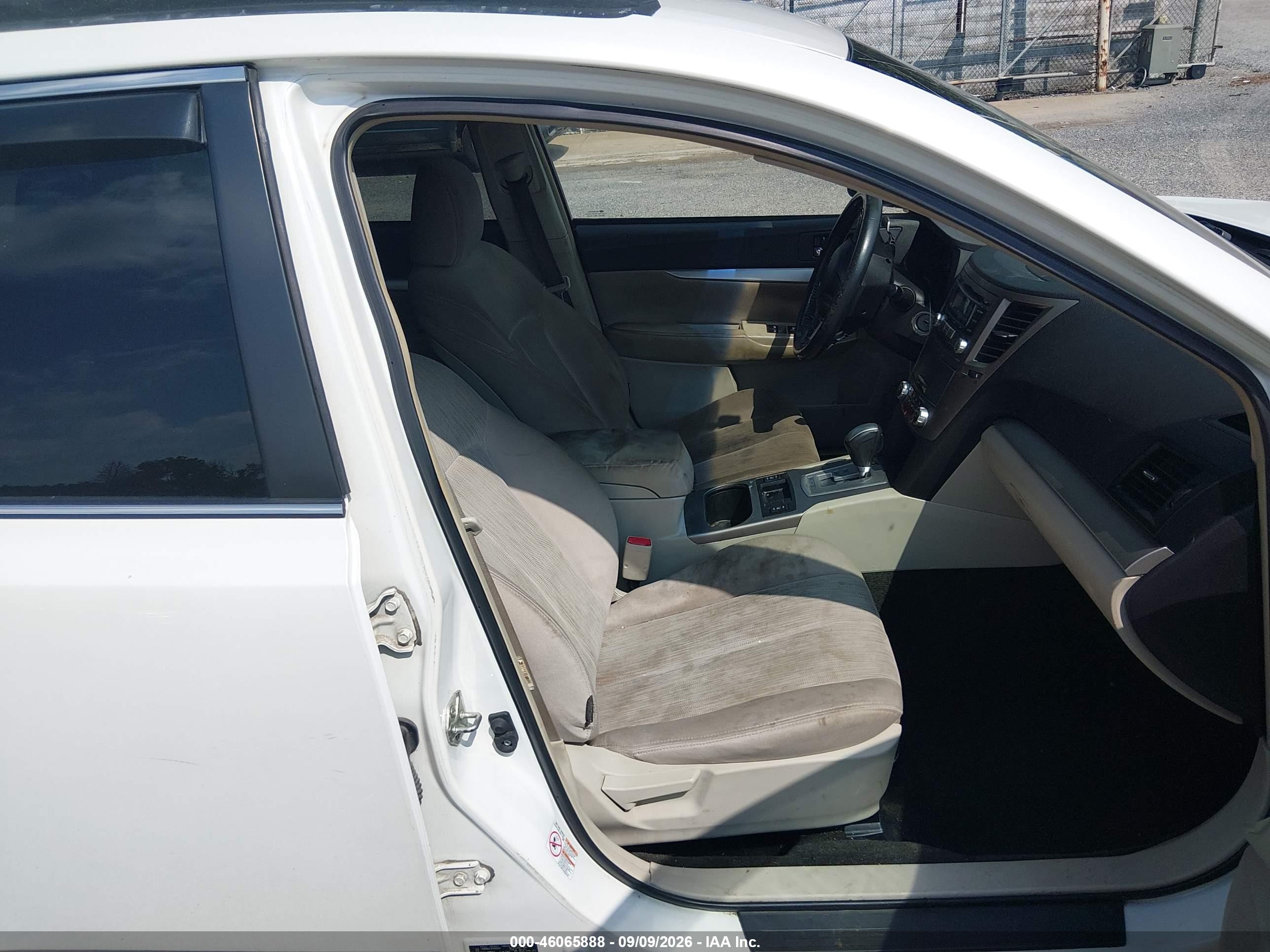 2013 Subaru Outback 2.5i Premium White vin: 4S4BRBCC7D3255504