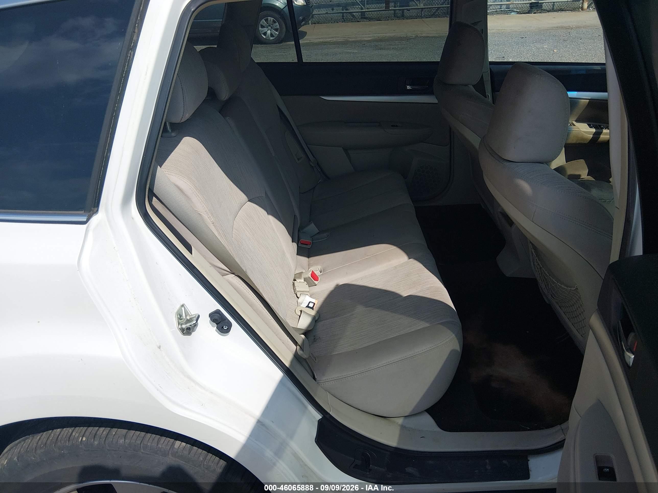 2013 Subaru Outback 2.5i Premium White vin: 4S4BRBCC7D3255504