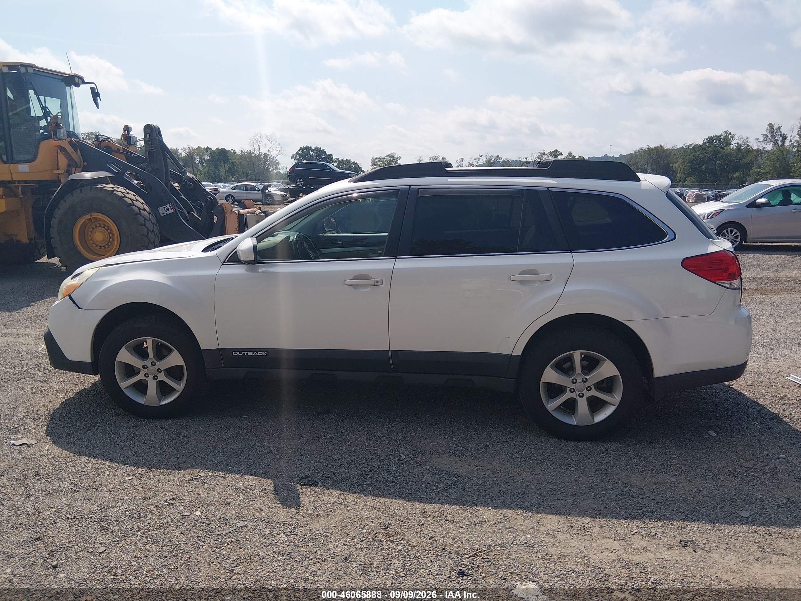 2013 Subaru Outback 2.5i Premium White vin: 4S4BRBCC7D3255504