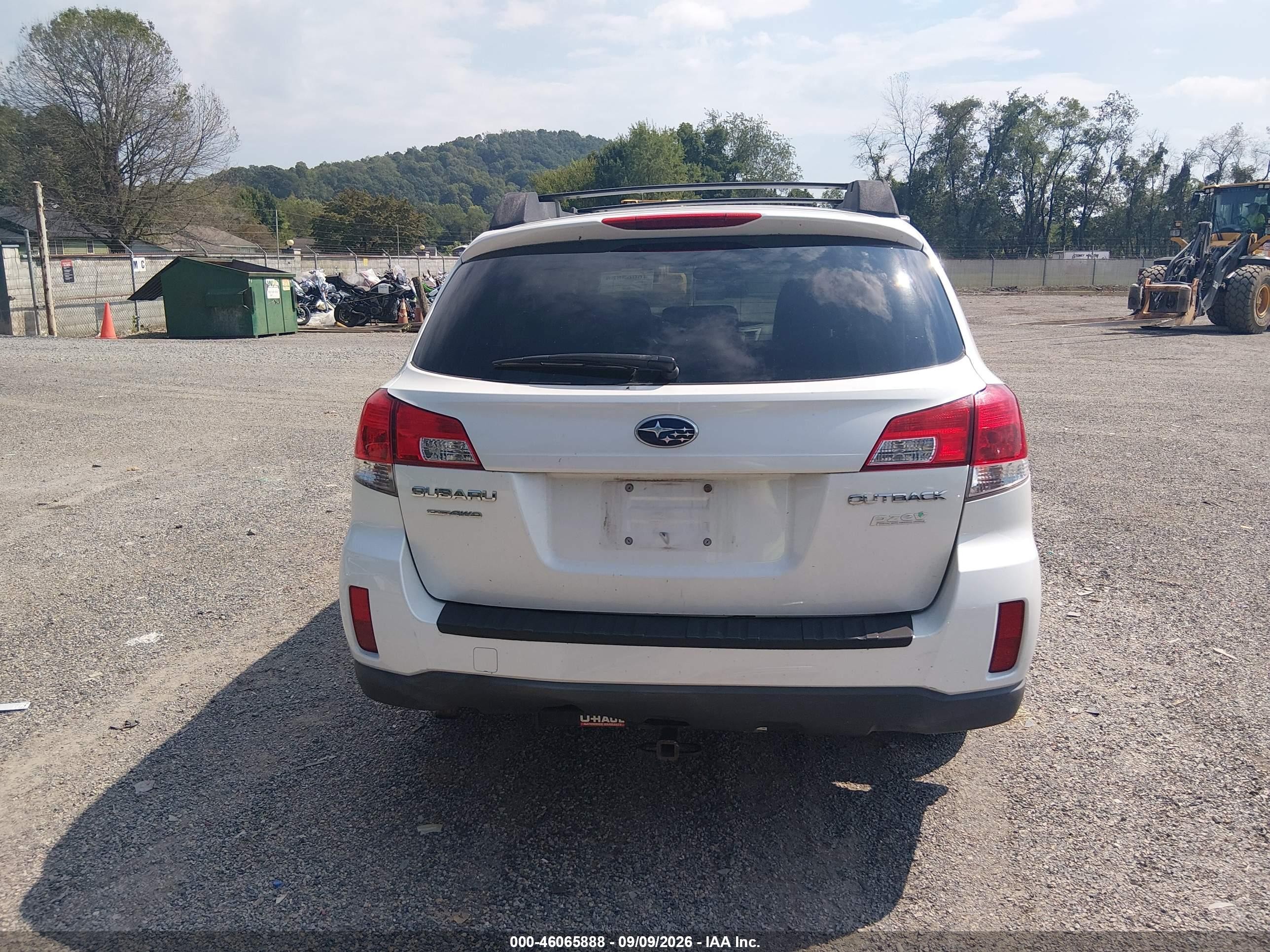 2013 Subaru Outback 2.5i Premium White vin: 4S4BRBCC7D3255504