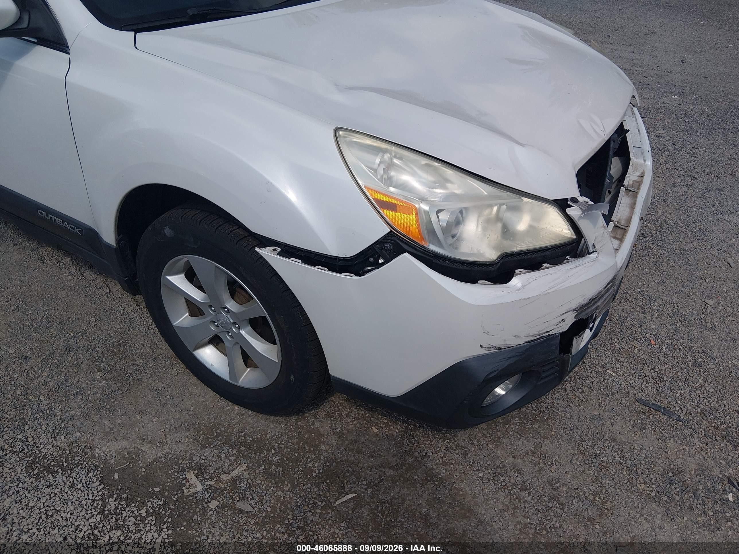 2013 Subaru Outback 2.5i Premium White vin: 4S4BRBCC7D3255504