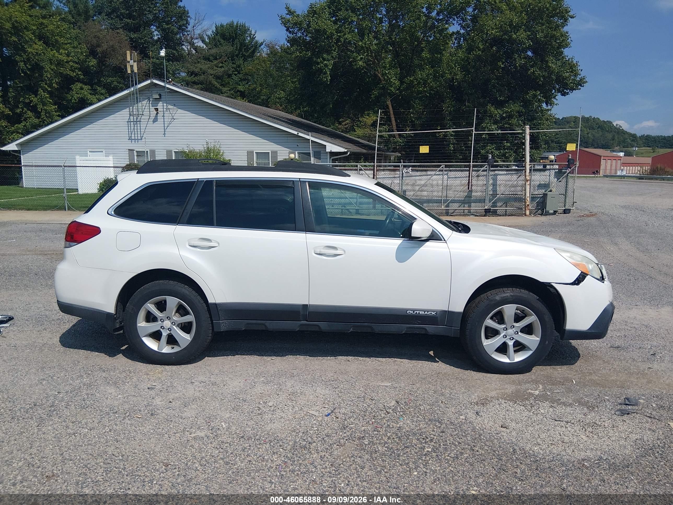2013 Subaru Outback 2.5i Premium White vin: 4S4BRBCC7D3255504