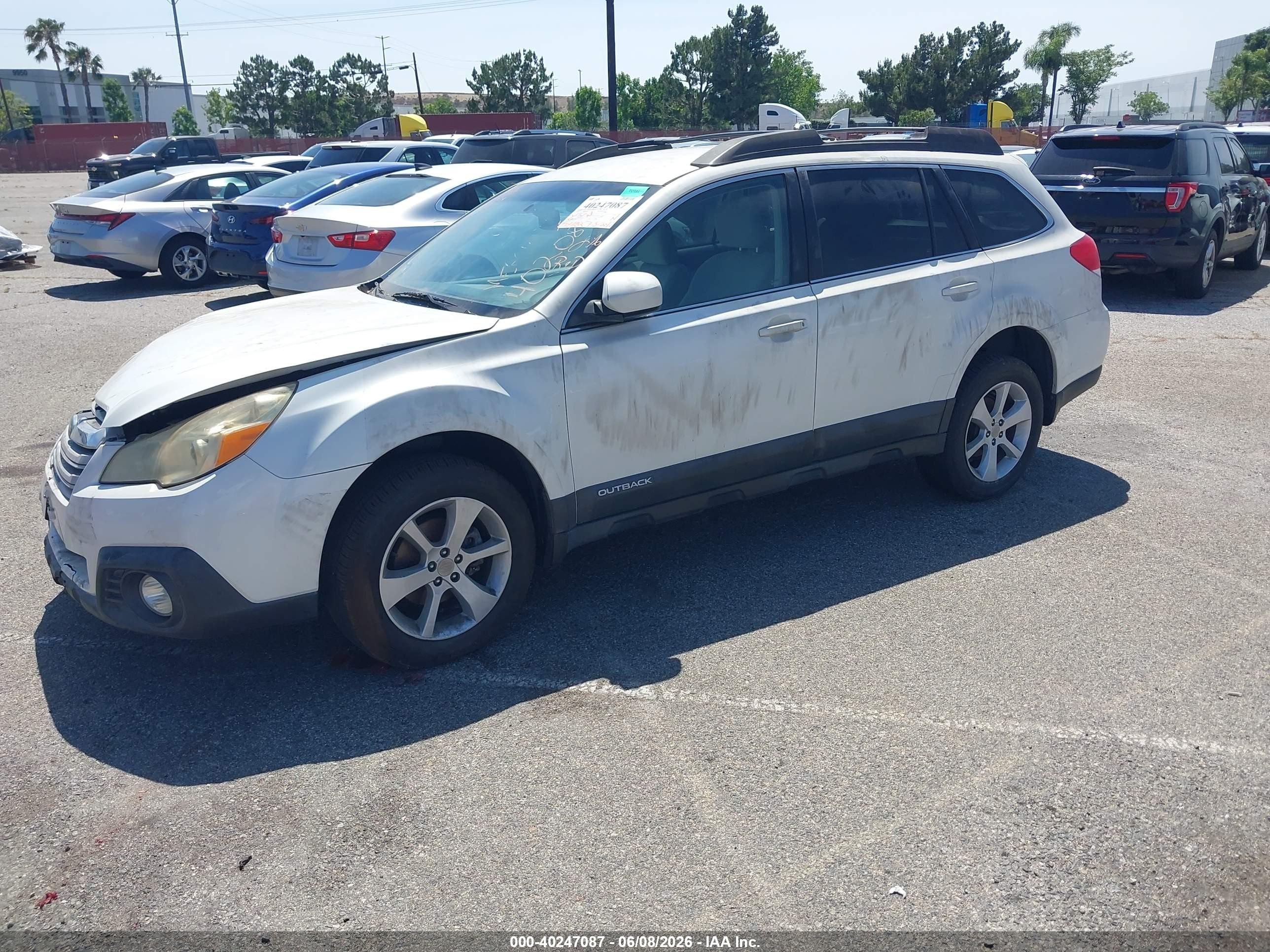 2013 Subaru Outback 2.5i Premium White vin: 4S4BRBCC7D3299132