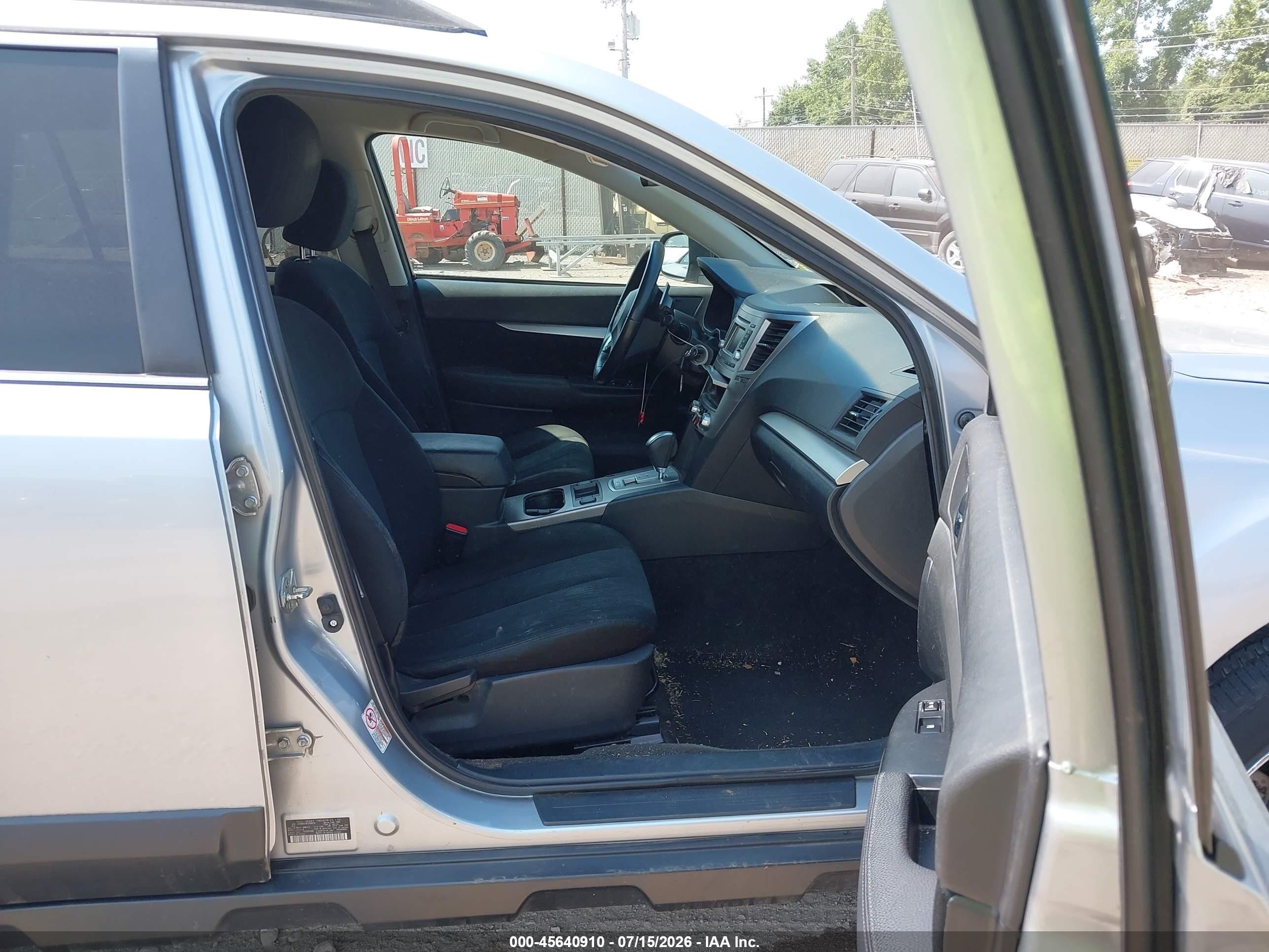 2014 Subaru Outback 2.5i Premium Silver vin: 4S4BRBCC8E3290215