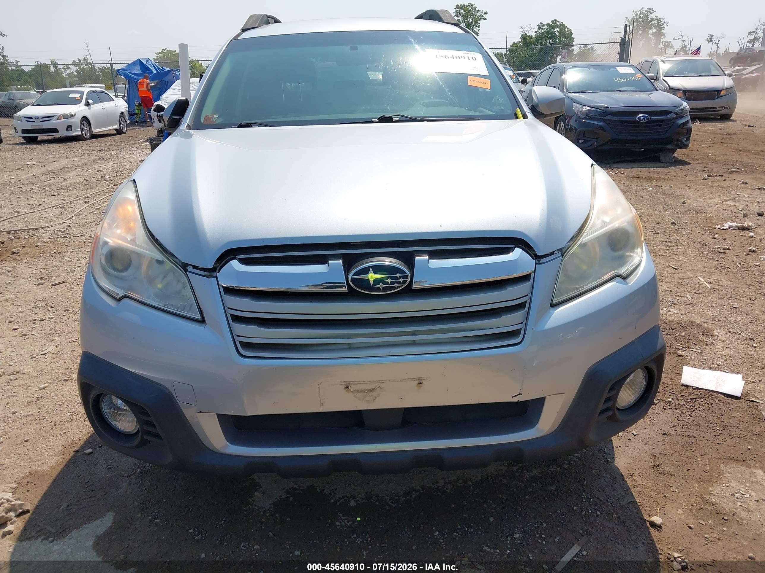 2014 Subaru Outback 2.5i Premium Silver vin: 4S4BRBCC8E3290215