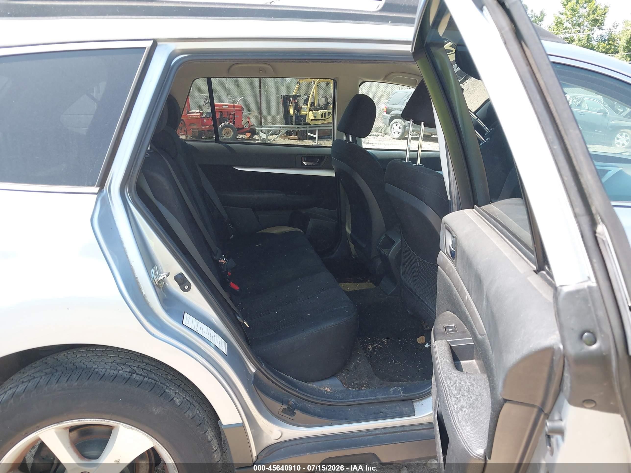 2014 Subaru Outback 2.5i Premium Silver vin: 4S4BRBCC8E3290215