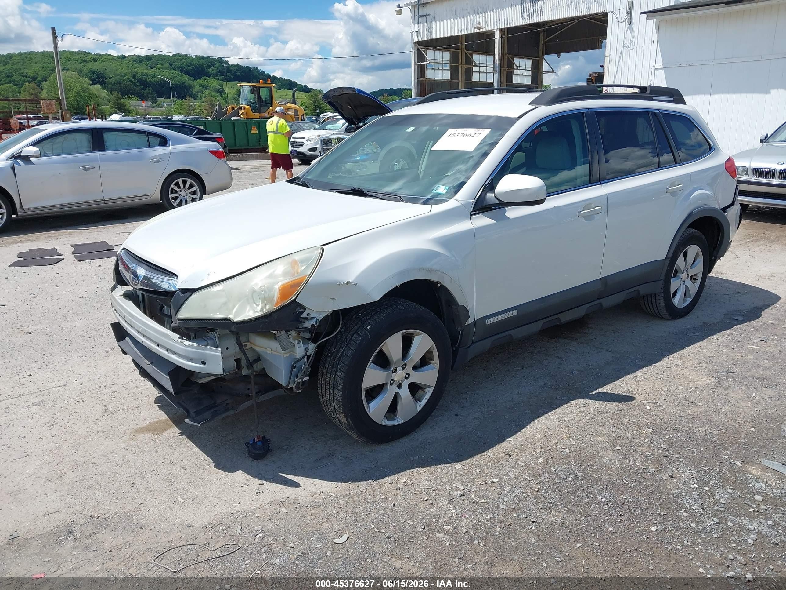 2010 Subaru Outback 2.5i Premium White vin: 4S4BRBCC9A3369029