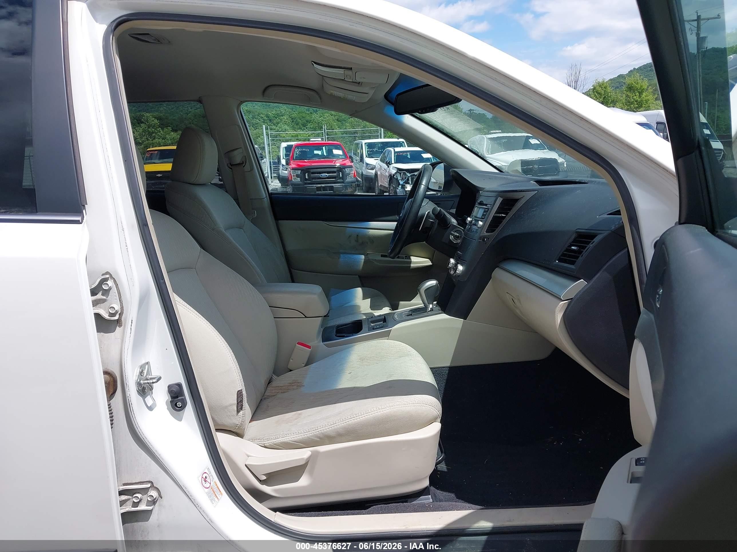 2010 Subaru Outback 2.5i Premium White vin: 4S4BRBCC9A3369029