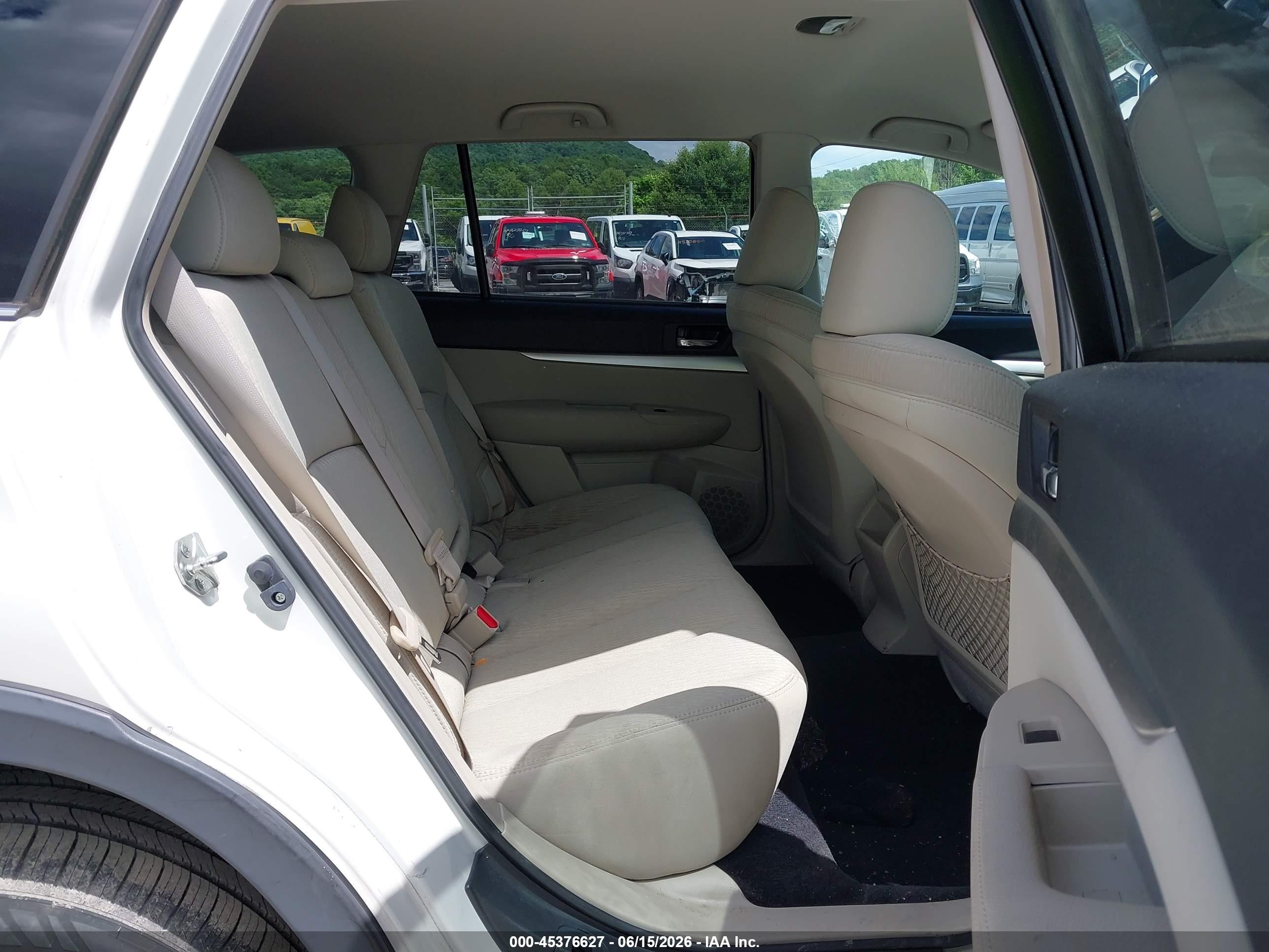 2010 Subaru Outback 2.5i Premium White vin: 4S4BRBCC9A3369029