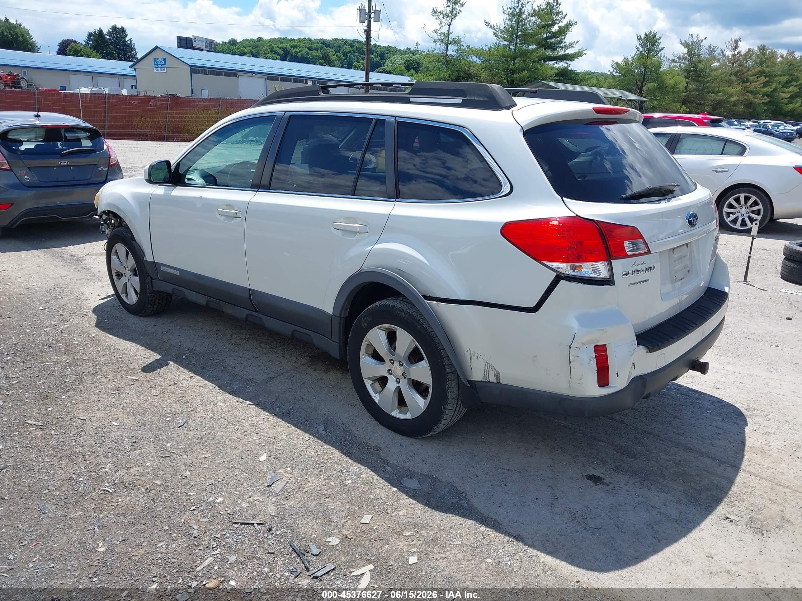 2010 Subaru Outback 2.5i Premium White vin: 4S4BRBCC9A3369029
