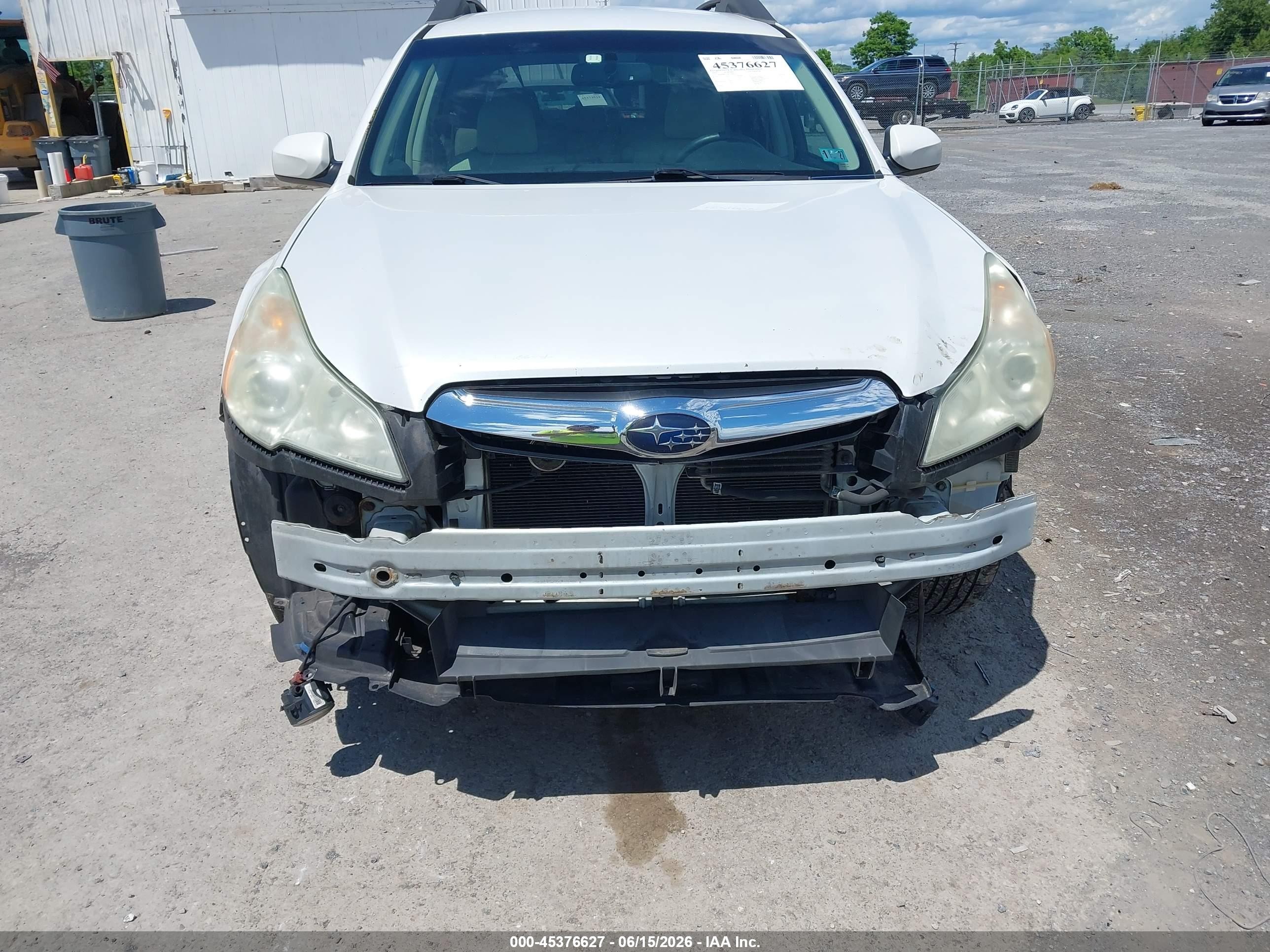 2010 Subaru Outback 2.5i Premium White vin: 4S4BRBCC9A3369029