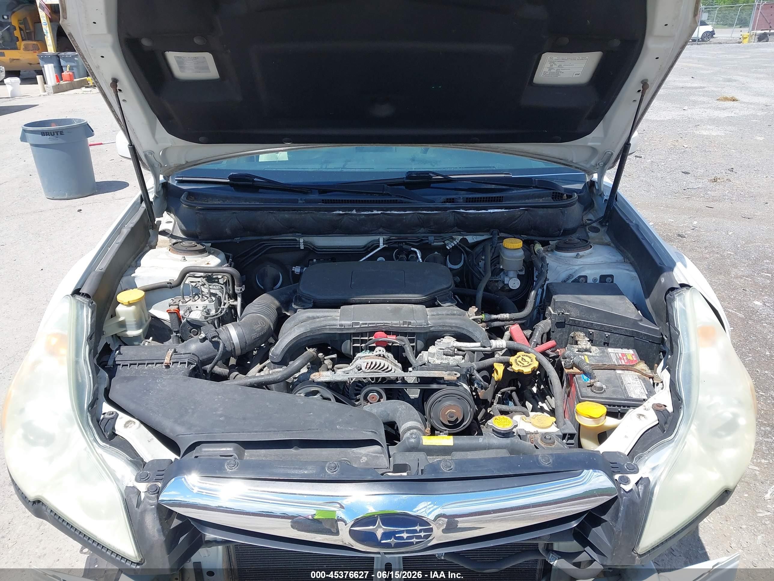 2010 Subaru Outback 2.5i Premium White vin: 4S4BRBCC9A3369029