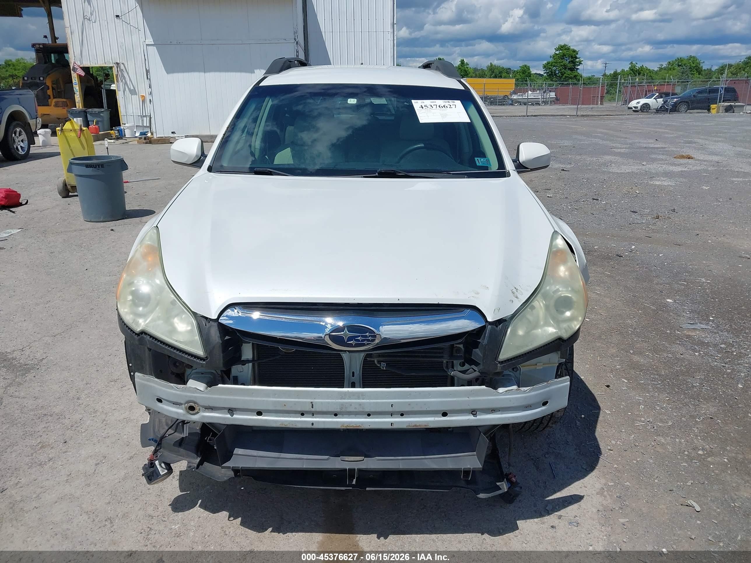 2010 Subaru Outback 2.5i Premium White vin: 4S4BRBCC9A3369029