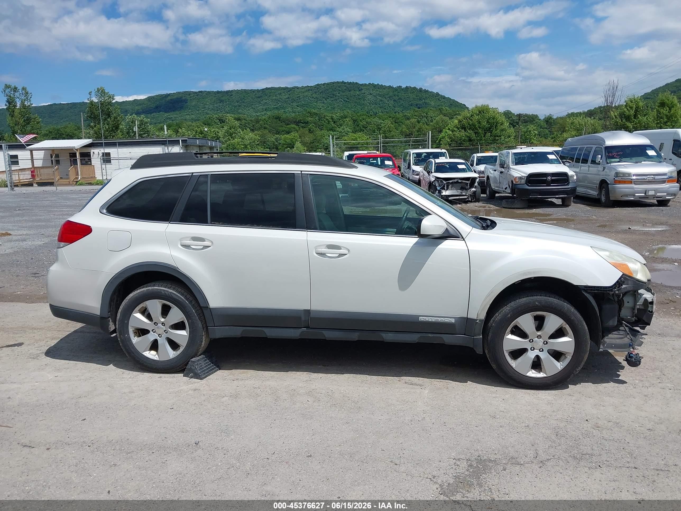 2010 Subaru Outback 2.5i Premium White vin: 4S4BRBCC9A3369029