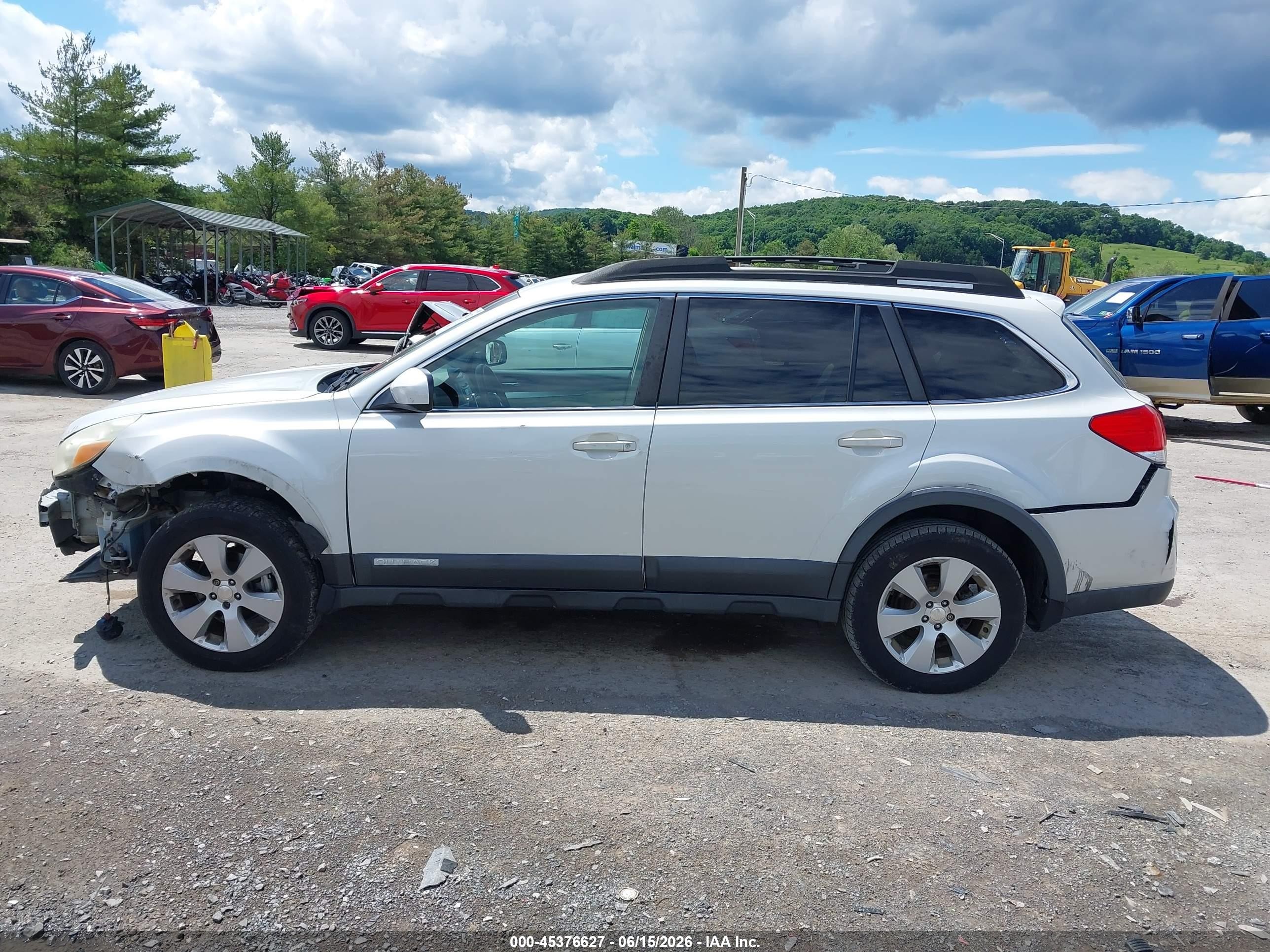 2010 Subaru Outback 2.5i Premium White vin: 4S4BRBCC9A3369029