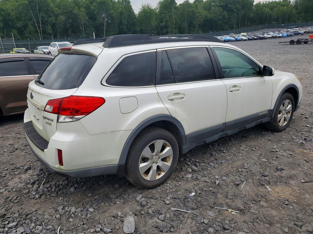2011 Subaru Outback 2.5i Premium White vin: 4S4BRBCC9B3345038