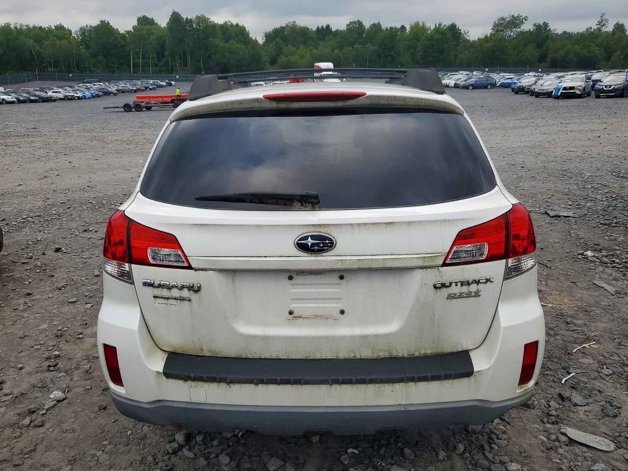 2011 Subaru Outback 2.5i Premium White vin: 4S4BRBCC9B3345038