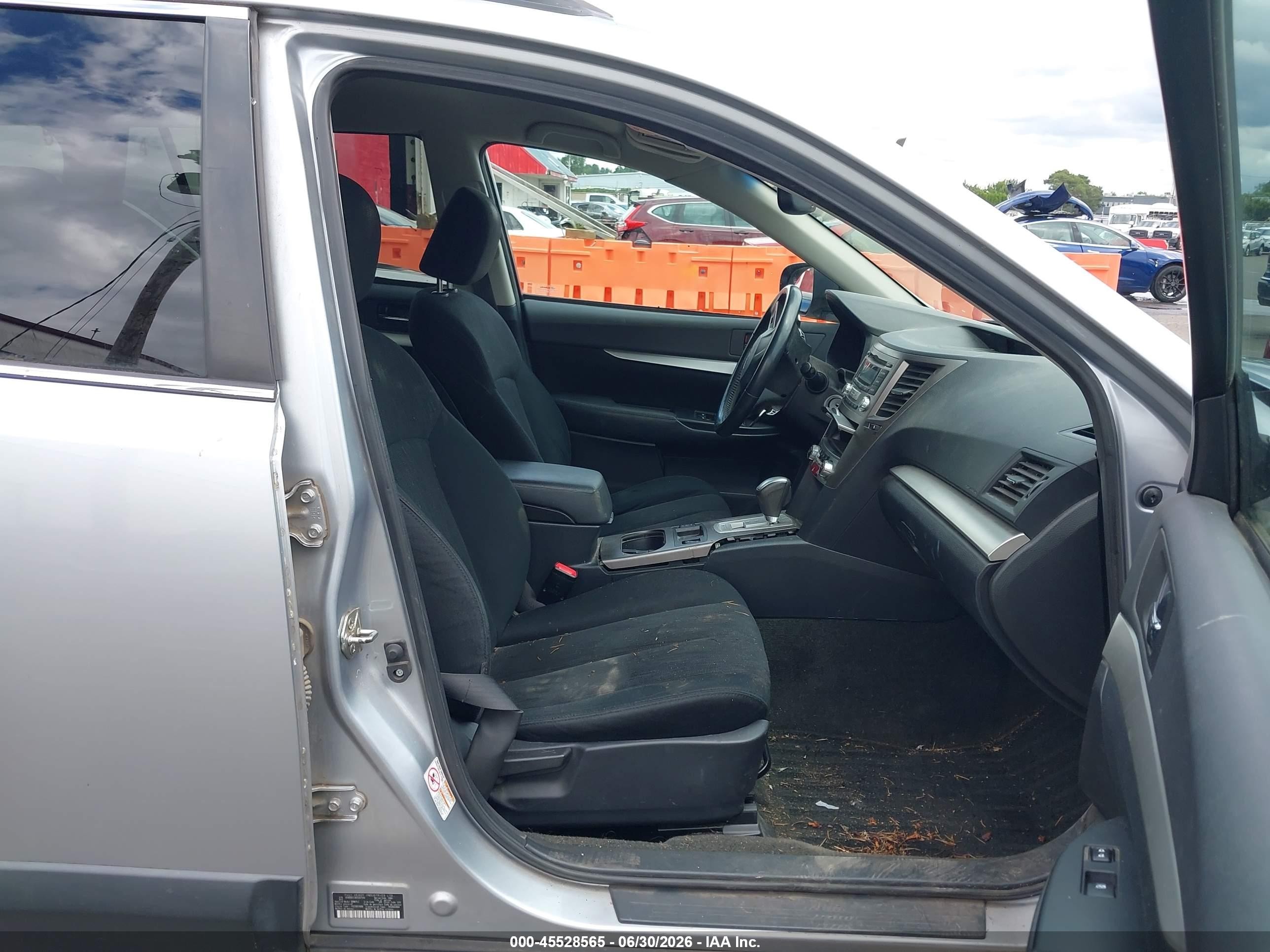 2013 Subaru Outback 2.5i Premium Silver vin: 4S4BRBCC9D3207244