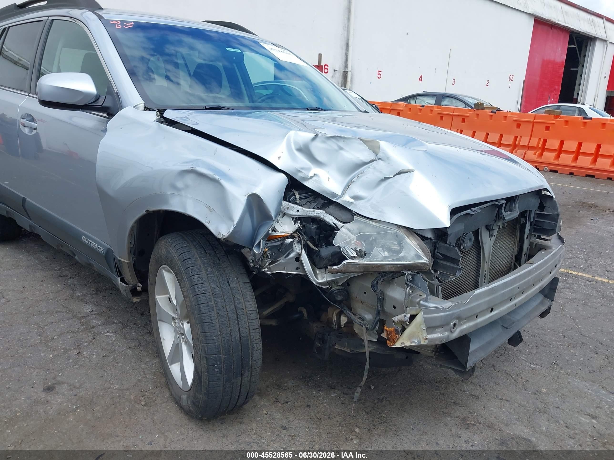 2013 Subaru Outback 2.5i Premium Silver vin: 4S4BRBCC9D3207244