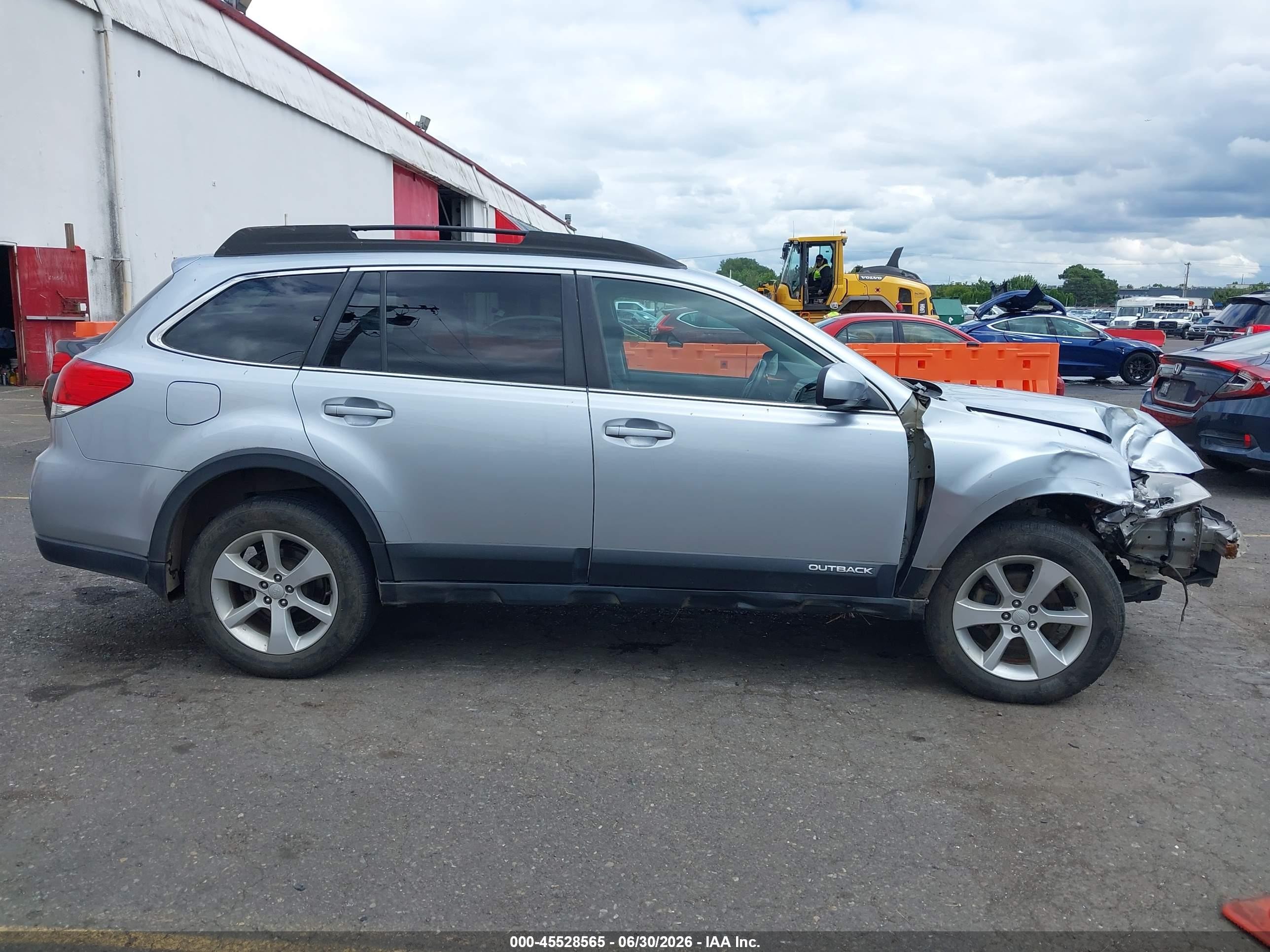 2013 Subaru Outback 2.5i Premium Silver vin: 4S4BRBCC9D3207244
