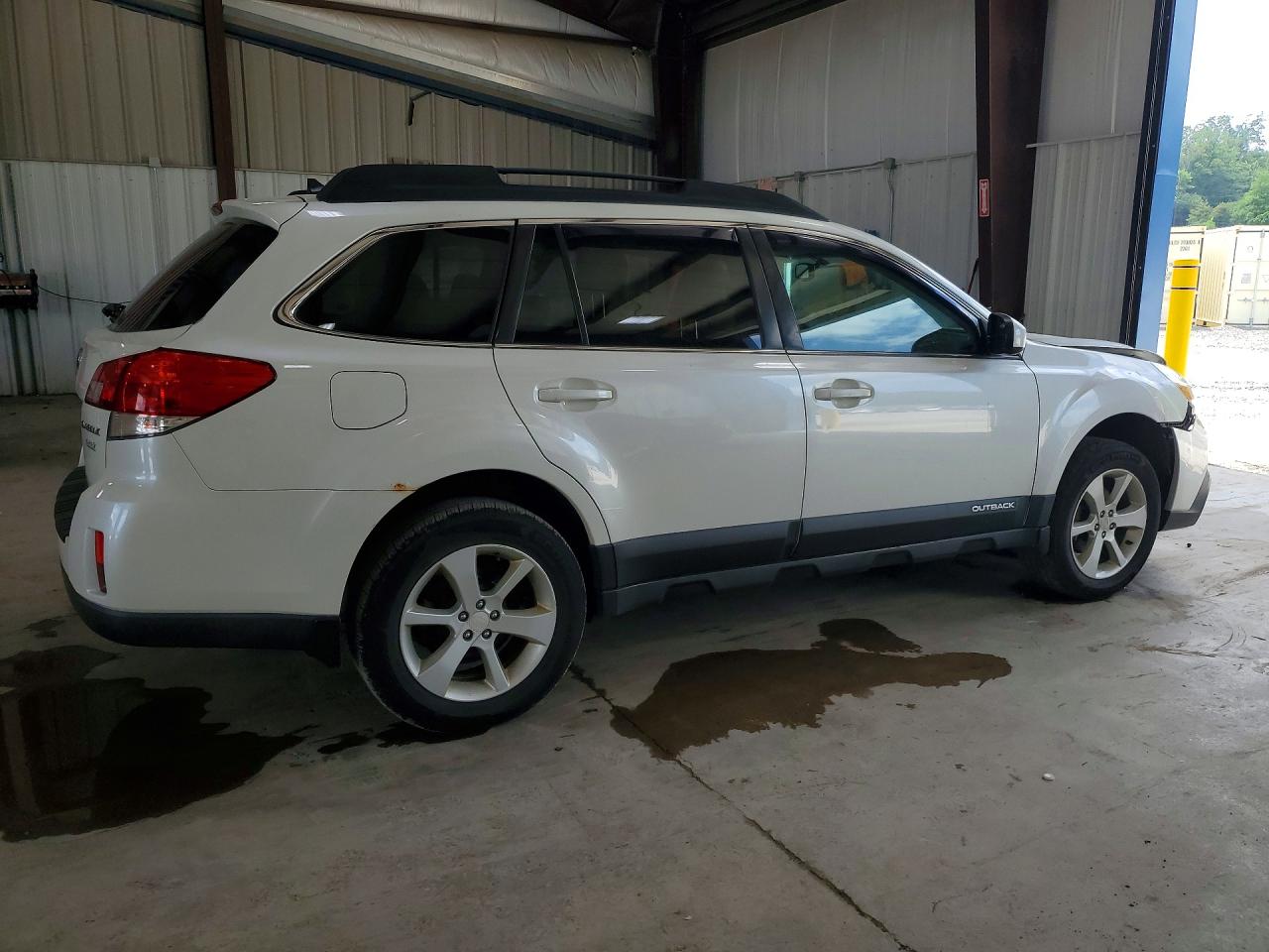 2014 Subaru Outback 2.5i Premium White vin: 4S4BRBCC9E3213045
