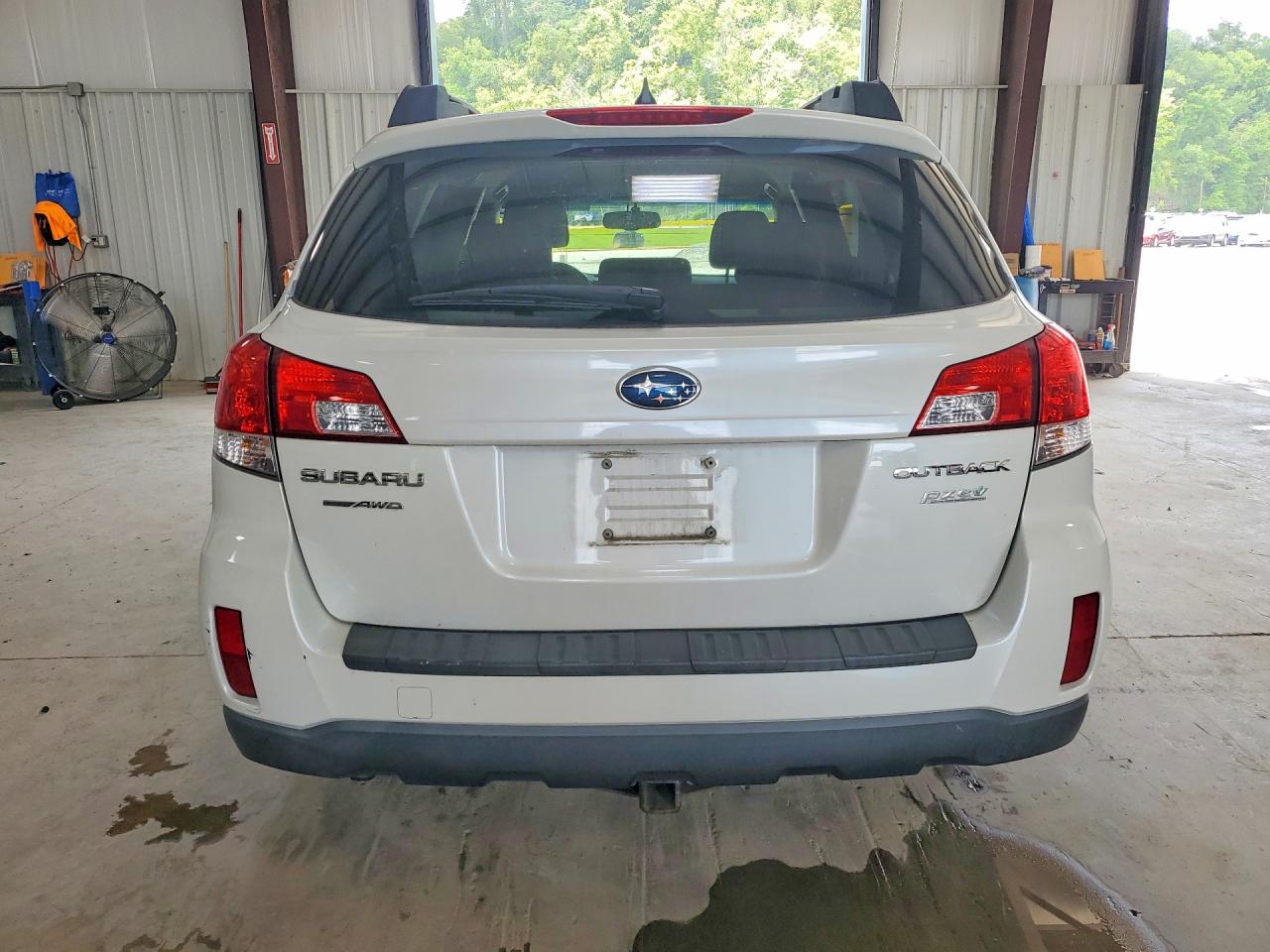 2014 Subaru Outback 2.5i Premium White vin: 4S4BRBCC9E3213045