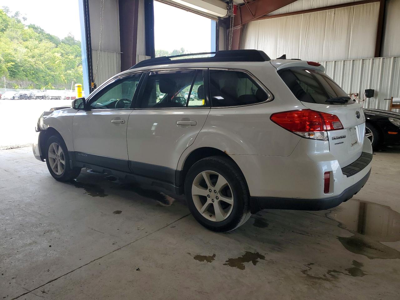 2014 Subaru Outback 2.5i Premium White vin: 4S4BRBCC9E3213045