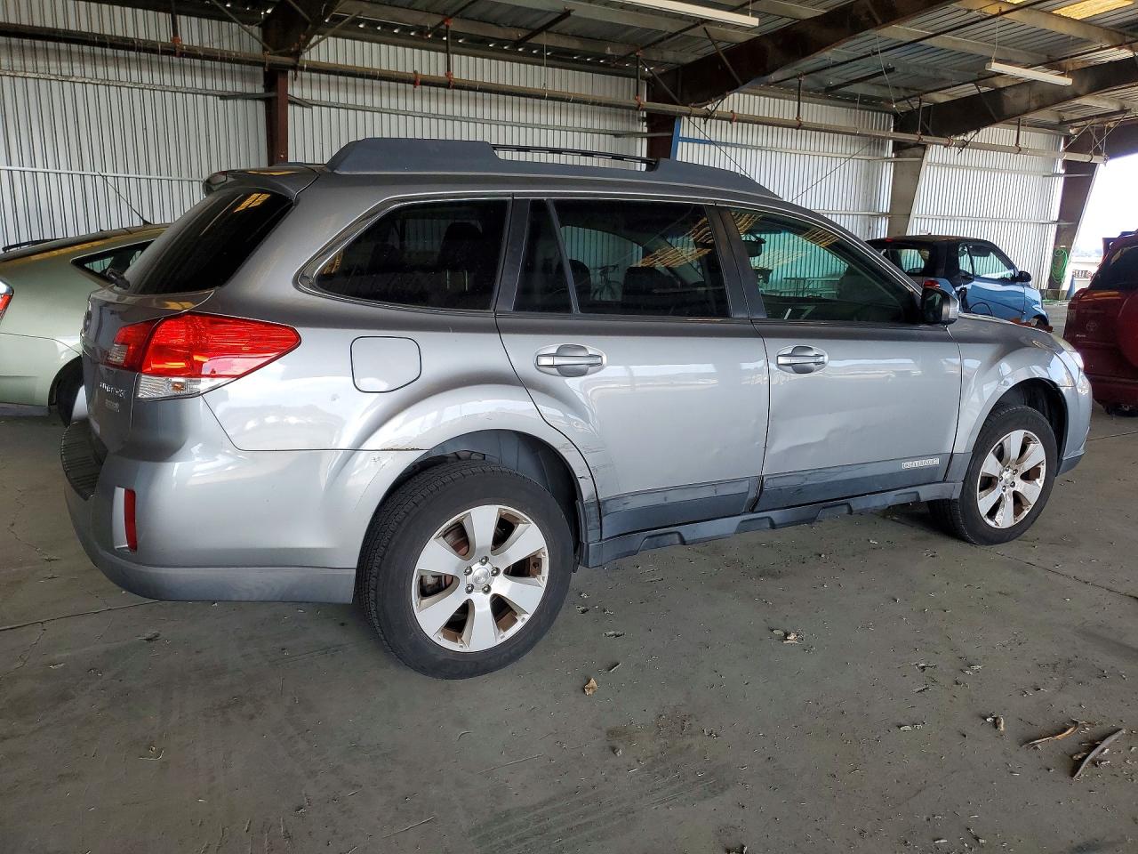 2011 Subaru Outback 2.5i Premium Серебряный vin: 4S4BRBCCXB3343167