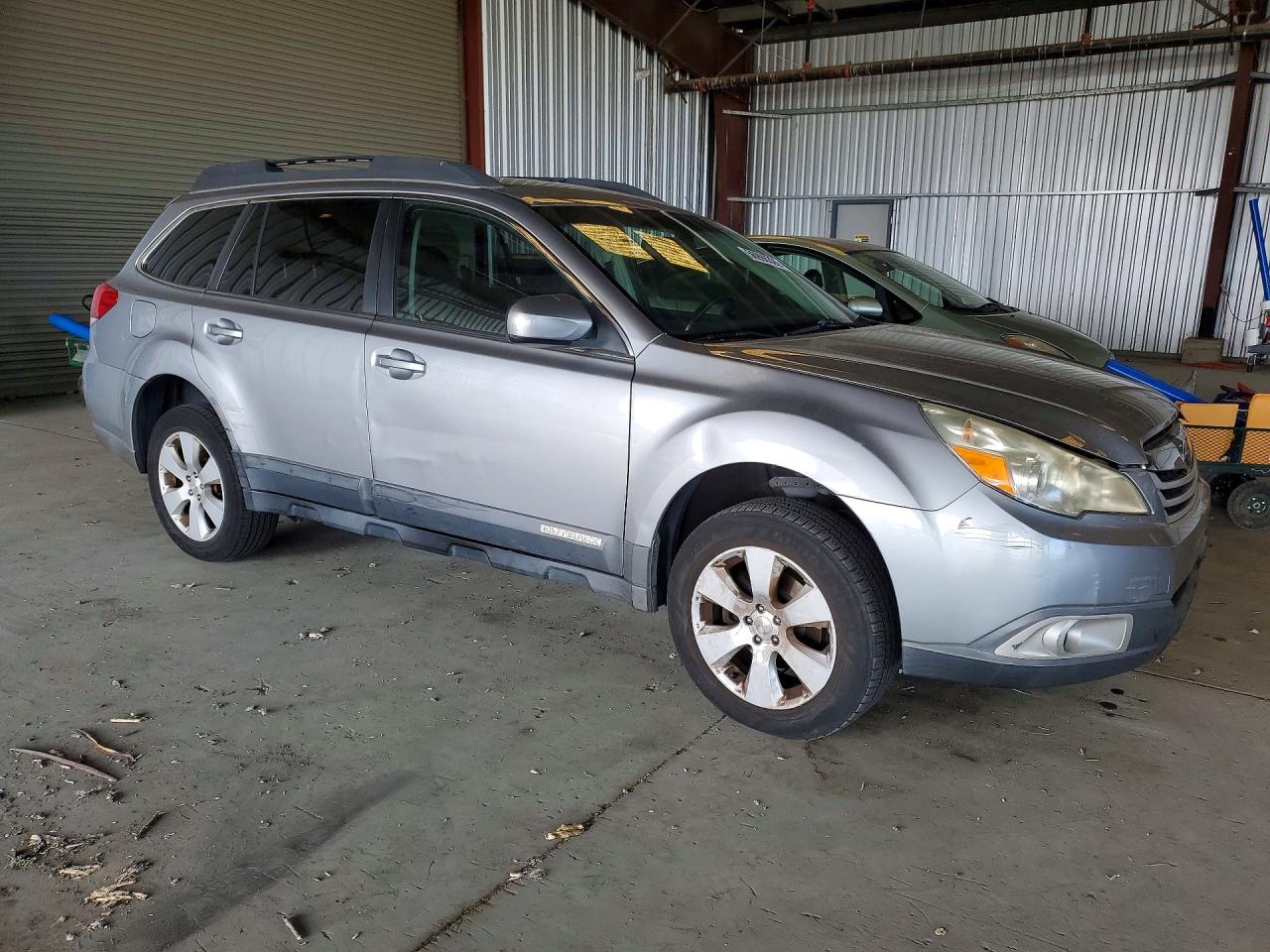 2011 Subaru Outback 2.5i Premium Серебряный vin: 4S4BRBCCXB3343167