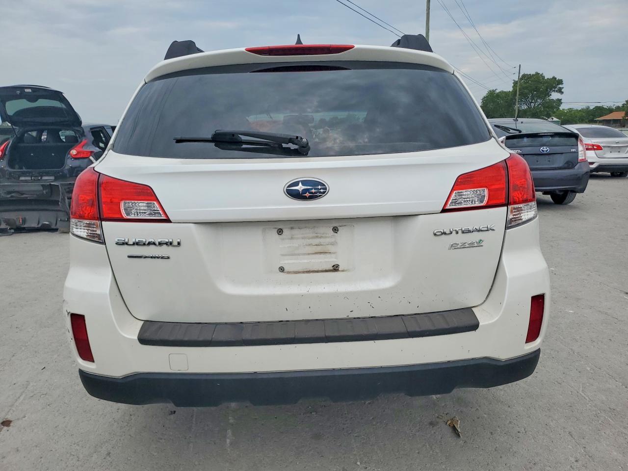 2014 Subaru Outback 2.5i Premium White vin: 4S4BRBCCXE3256695
